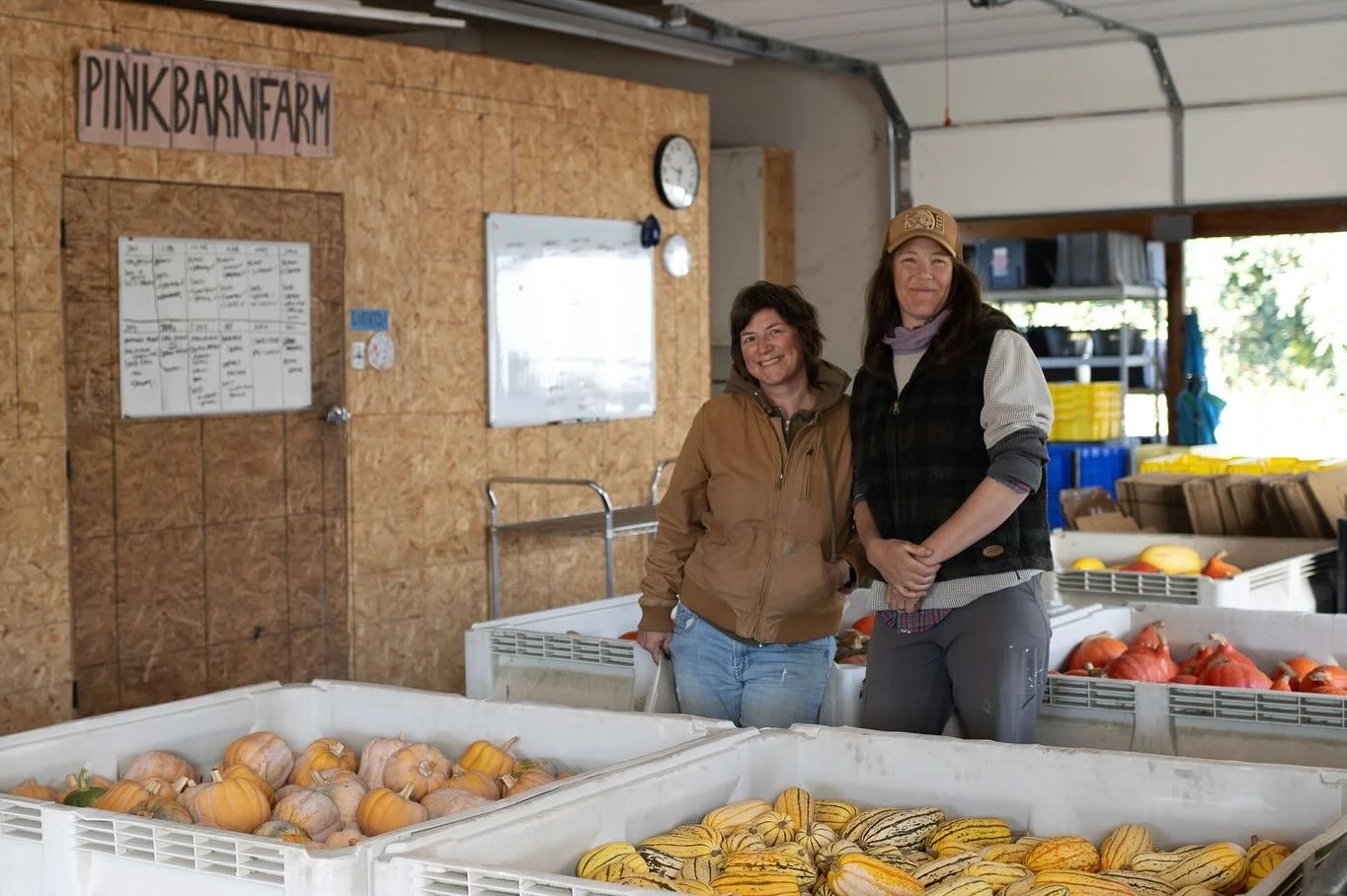 @pinkbarnfarm just harvested a bunch of winter squash before the rains 🌧️ It&rsquo;s storage crop season, where farmers are loading up crates of squash, potatoes, carrots and onions to keep us well fed through late fall and into winter. Cozy ingredi