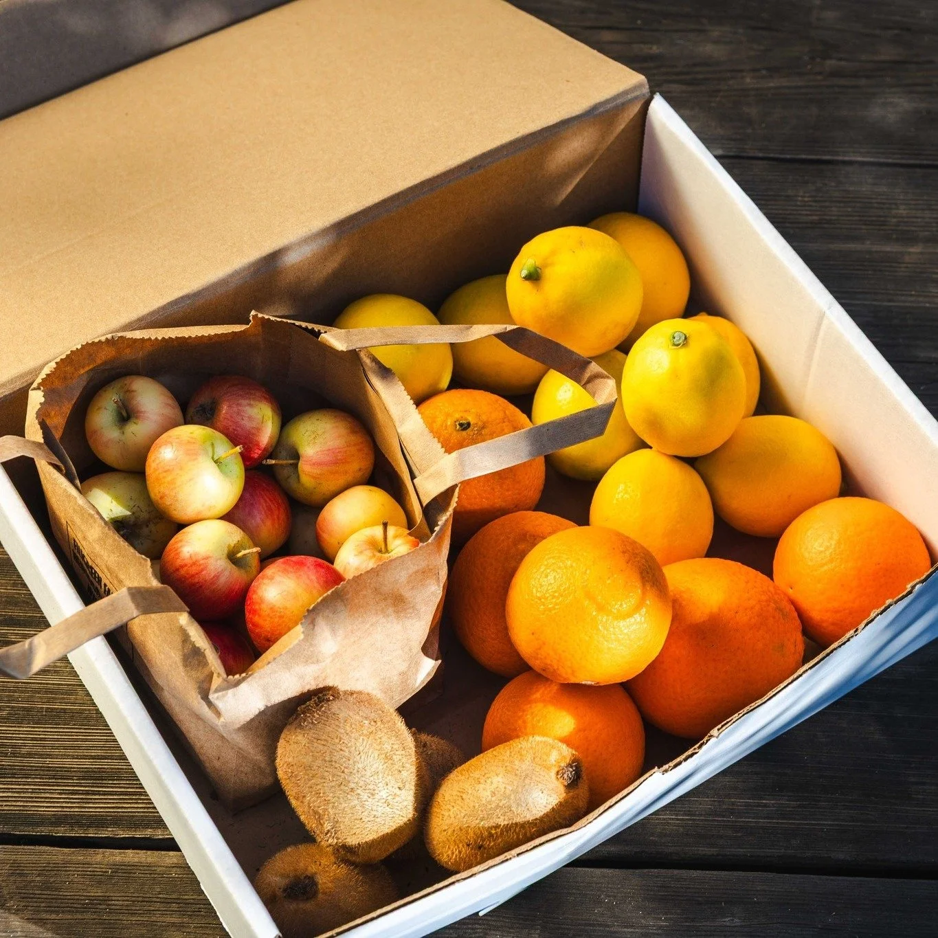 Kiwis 🥝 and Clementine Mandarins 🍊 from @blossomblufforchards, Wickson Apples 🍎 from @filigreenfarm and Meyer Lemons 🍋 from Russian River Organics in this winter Fruit Bin! Winter solstice is just around the corner and what better way to enjoy th