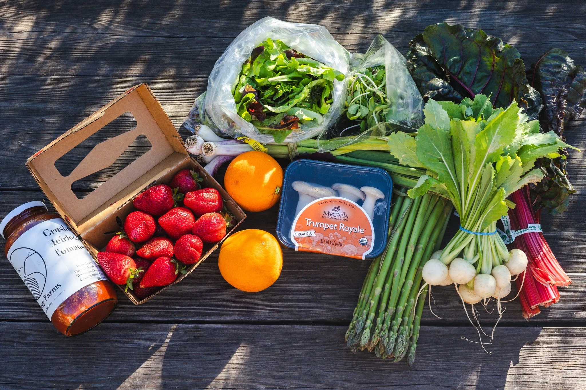Spring is here! 🍓🌱 Strawberries, asparagus, salad mix and green garlic are the stars in this week's FEED Bins as we dive into the new season. The sun is shining (maybe a little too much this week) and we're shaking off winter with bright and fresh 