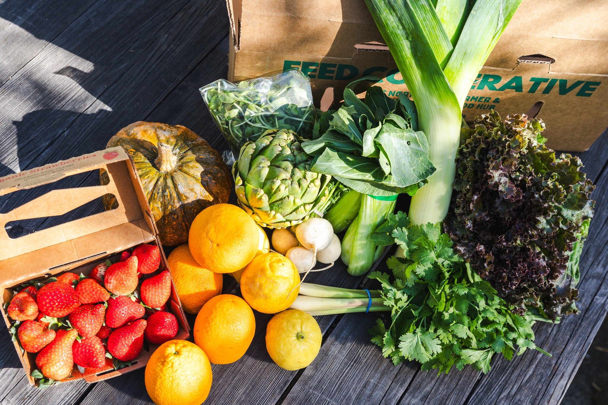 As fresh as it gets! 🌱🍓 The fruits &amp; veggies in our FEED Bins are harvested within a day or two of delivery from local &amp; regional farms. This means better flavor, nutrition and shelf life in our boxes than your standard grocery haul. 

🫛 W