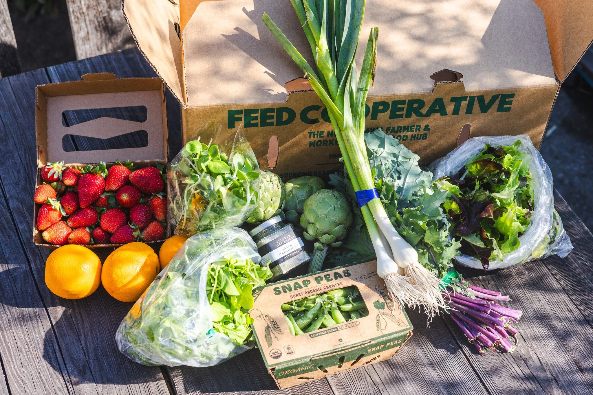 Farm box haul = a week of great meals! Fresh produce from local + regional farms, thoughtfully chosen by our team. The midweek list:
🫛 Snap peas, 
🍓 Strawberries
💚 Artichokes 
🥗 Salad mix 
🧄 Green garlic
🌿 Arugula
🍊 Valencia oranges
🥬 Kale
🌱