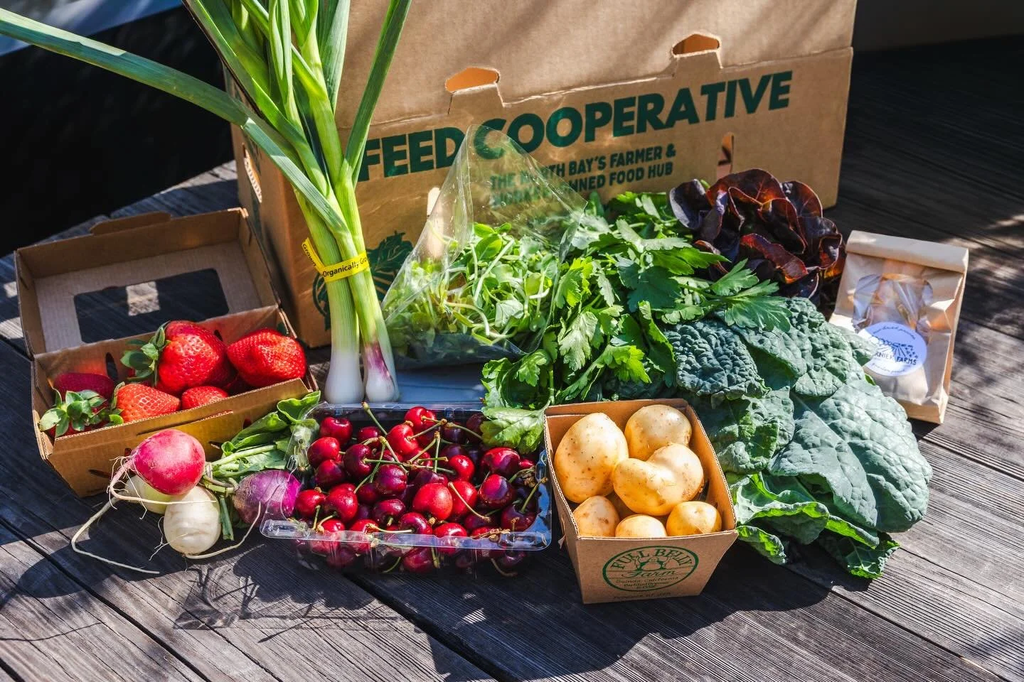 🍒 Cherries &amp; berries are bringing the summer vibes early! Plus we&rsquo;re loving the vibrant green colors in our farm boxes this week from little gems, green garlic, arugula and spring kales. 

🫐 Weekend boxes will also have blueberries, summe