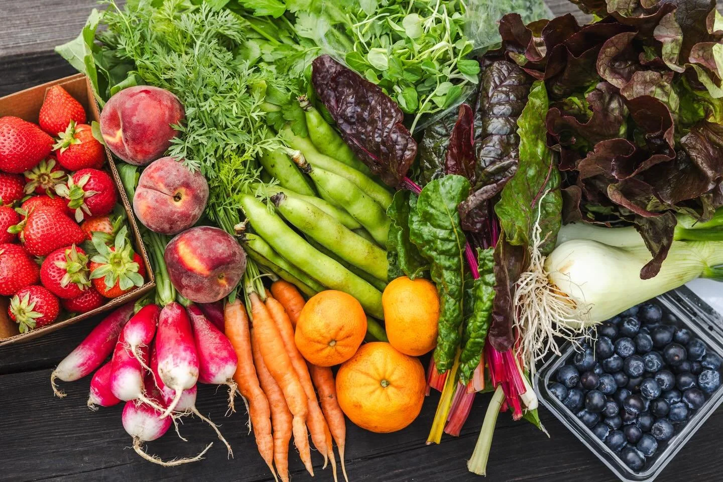🫐🍓Stunning haul of fruits + veggies this week from our local and regional farms! Strawberries and blueberries feel so special this time of year, especially when they&rsquo;re bursting with flavor like these are. Plus we got in the first peaches of 