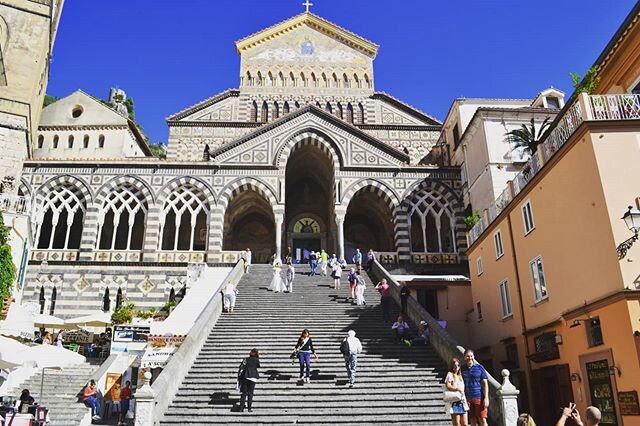 Cattedrale di Amalfi (Amalfi Cathedral) is a medieval Roman Catholic Cathedral in the city of Amalfi in Italy. It was built in the 10th century.

Do you notice the couple doing their wedding photoshoot?
.
.
.
.
#amalficoast #italy🇮🇹 #italy #ilikeit