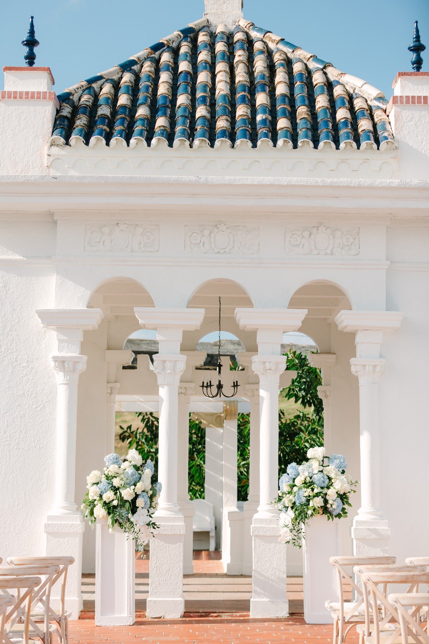 Every great moment deserves the perfect venue. A space that doesn’t just host your guests, but tells a story, sets the mood, and becomes the ideal backdrop for your special day. Discover a venue that has it all — location, style, and a to