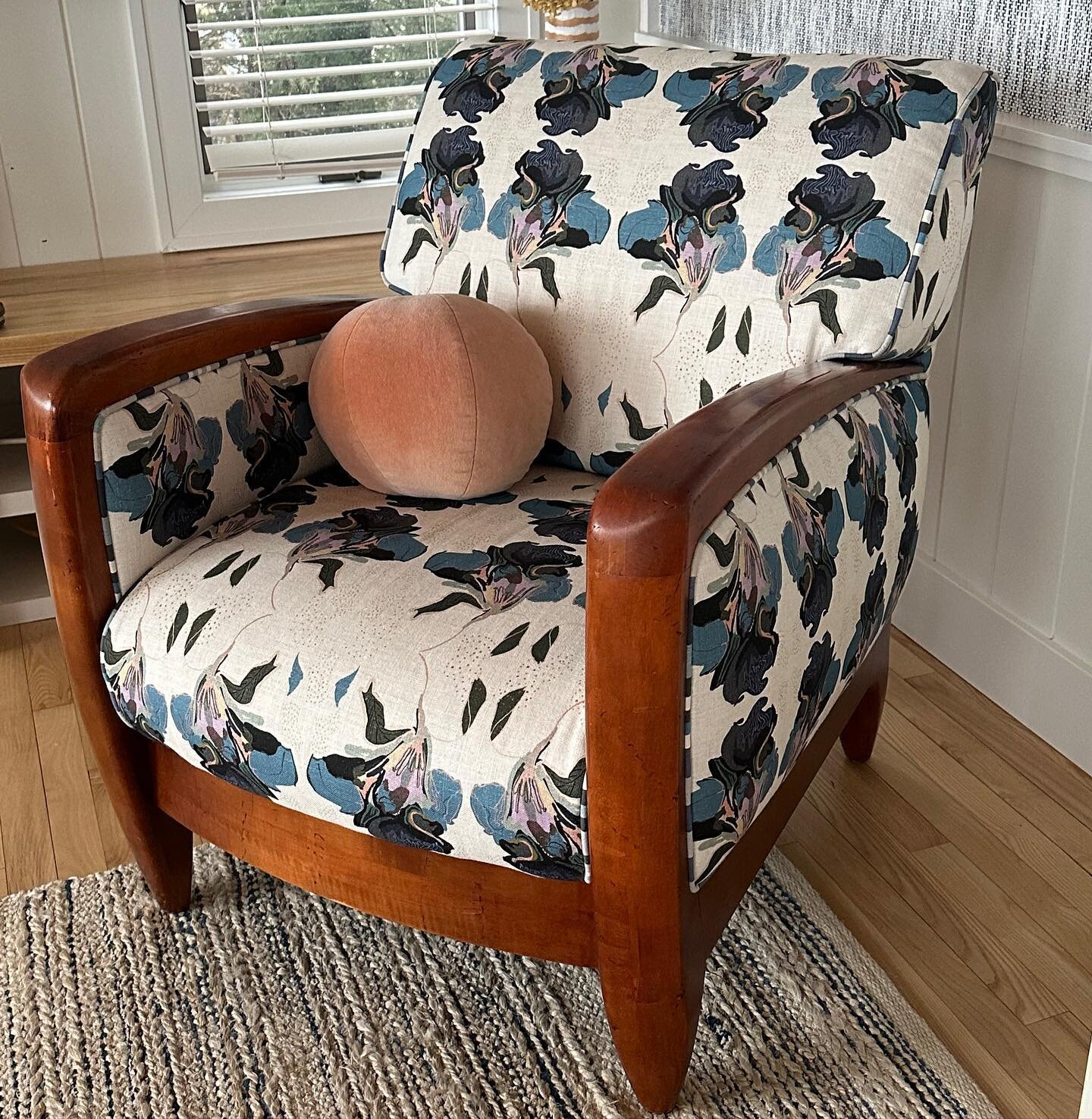 Custom Mission style chair with Dragon Flower Upholstery by @kristy_stafford 

#customfurniture #custommade #interiordesign #interiorstyle #upholsteredfurniture #chicagointeriordesign #chicagomade #missionaccomplished✔️