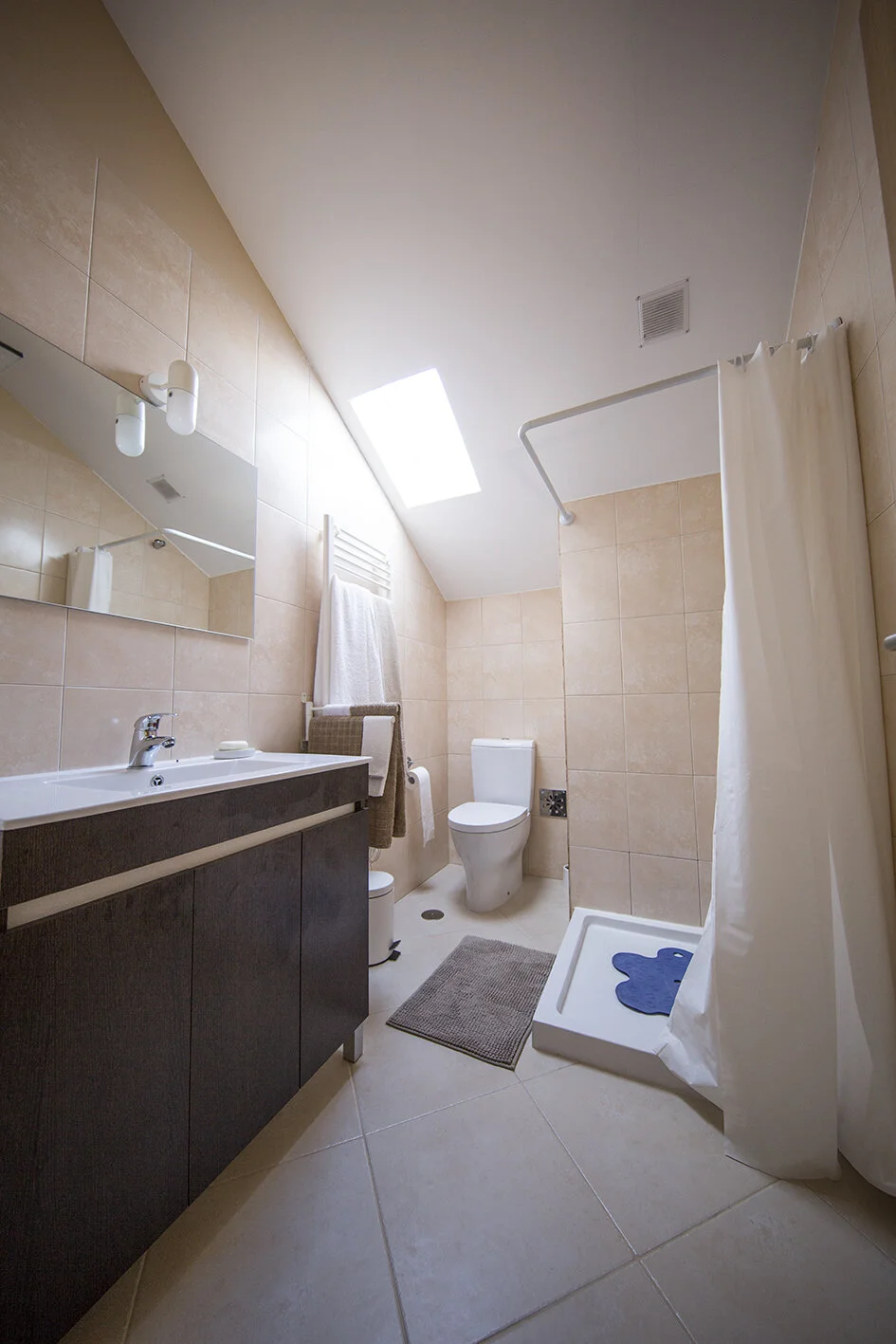 Bathroom_on_top_02.jpg