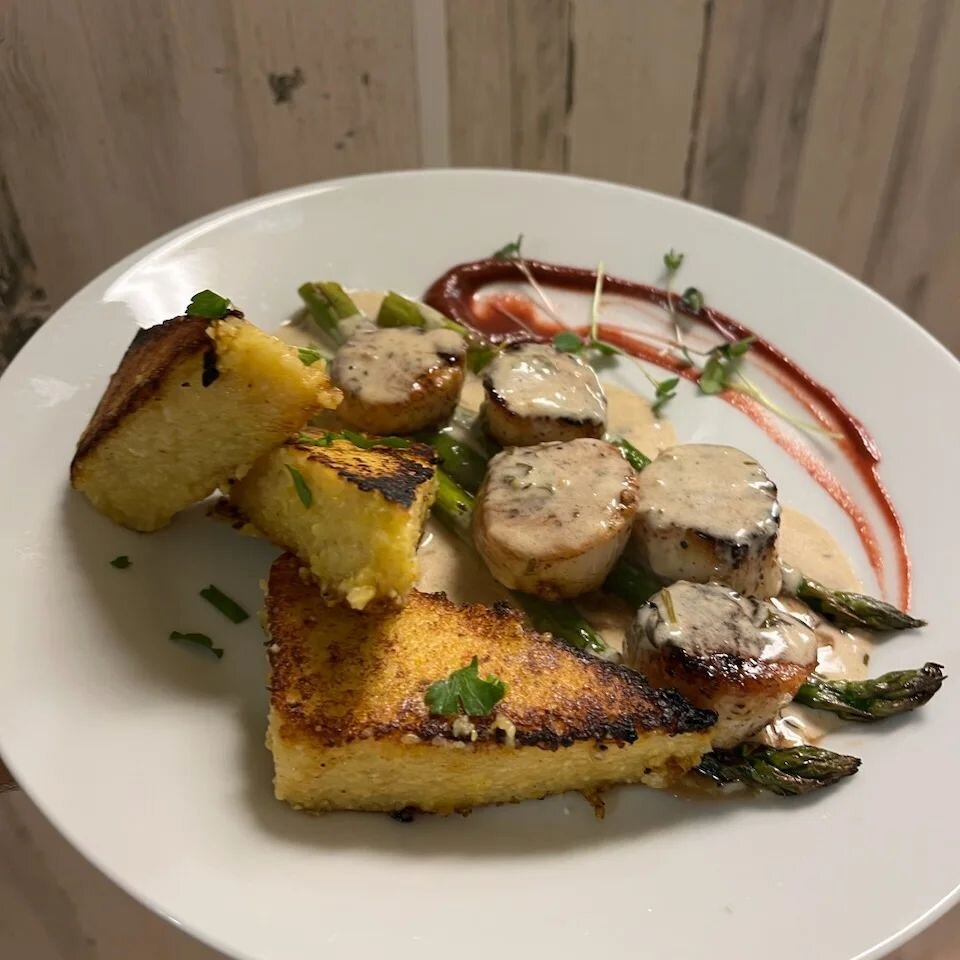 Tonight is the PERFECT night for sea scallops. During this Lenten season we will make sure to have an option for you every weekend! 
Tonight: sea scallops with a bourbon peppercorn sauce, polenta cakes, and grilled asparagus. 🤤

#foodiesofinstagram 