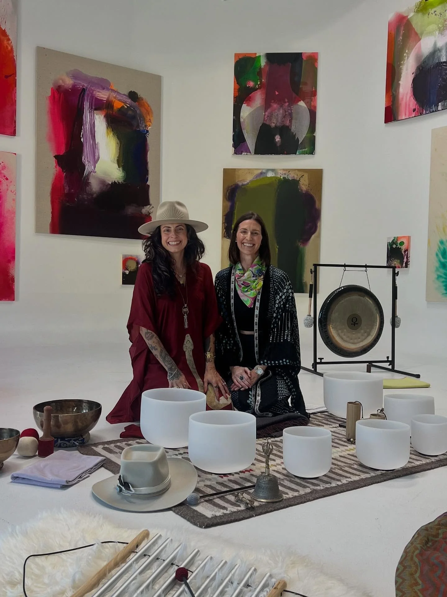 ✨ Grateful Heart Moment ✨

Thank you to the beautiful @sara_carter_artist and @thereelbrookebains for inviting me to co-facilitate sound and tarot during her &ldquo;Conversations on Beauty&rdquo; gallery show. 

It was such an honor to weave sound, i