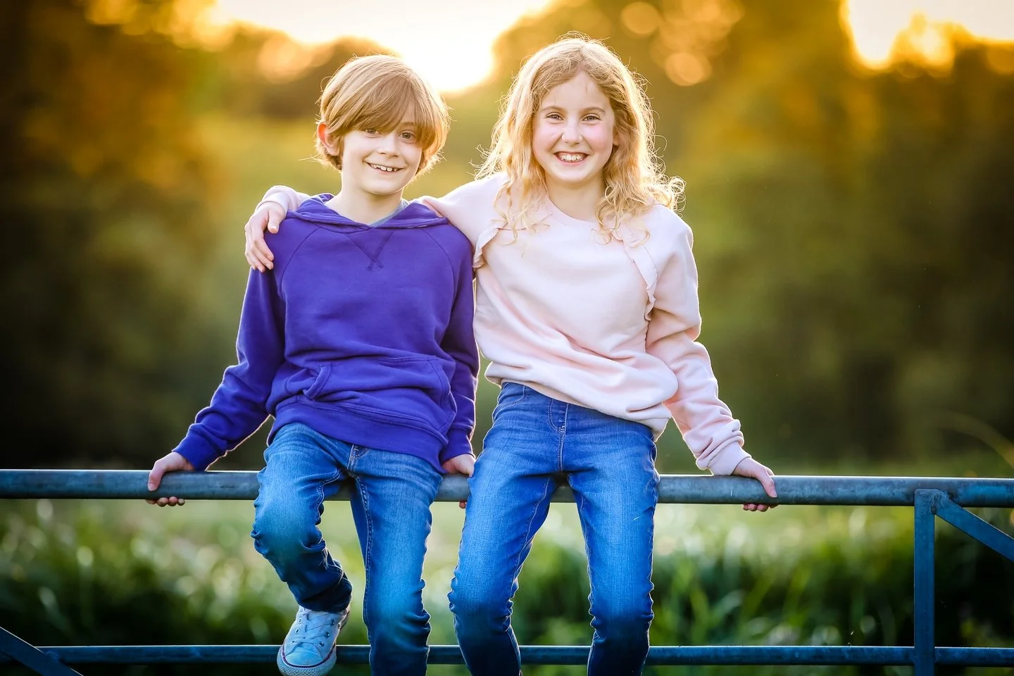 Golden hour family shoots. A lovely way to spend 30 or 60 mins one evening... 🌄 📷