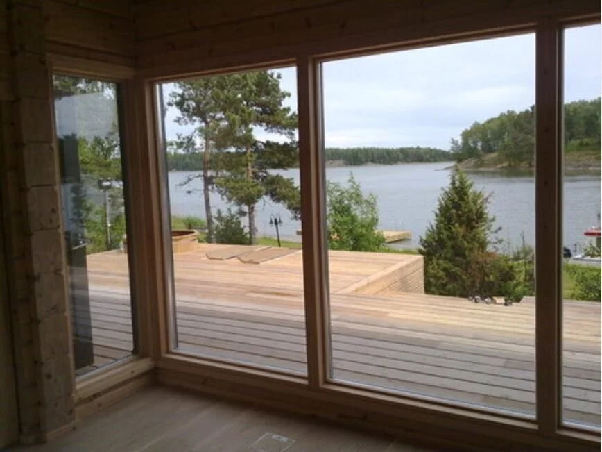 Terassin lehtikuusilaudoitus on valmistunut