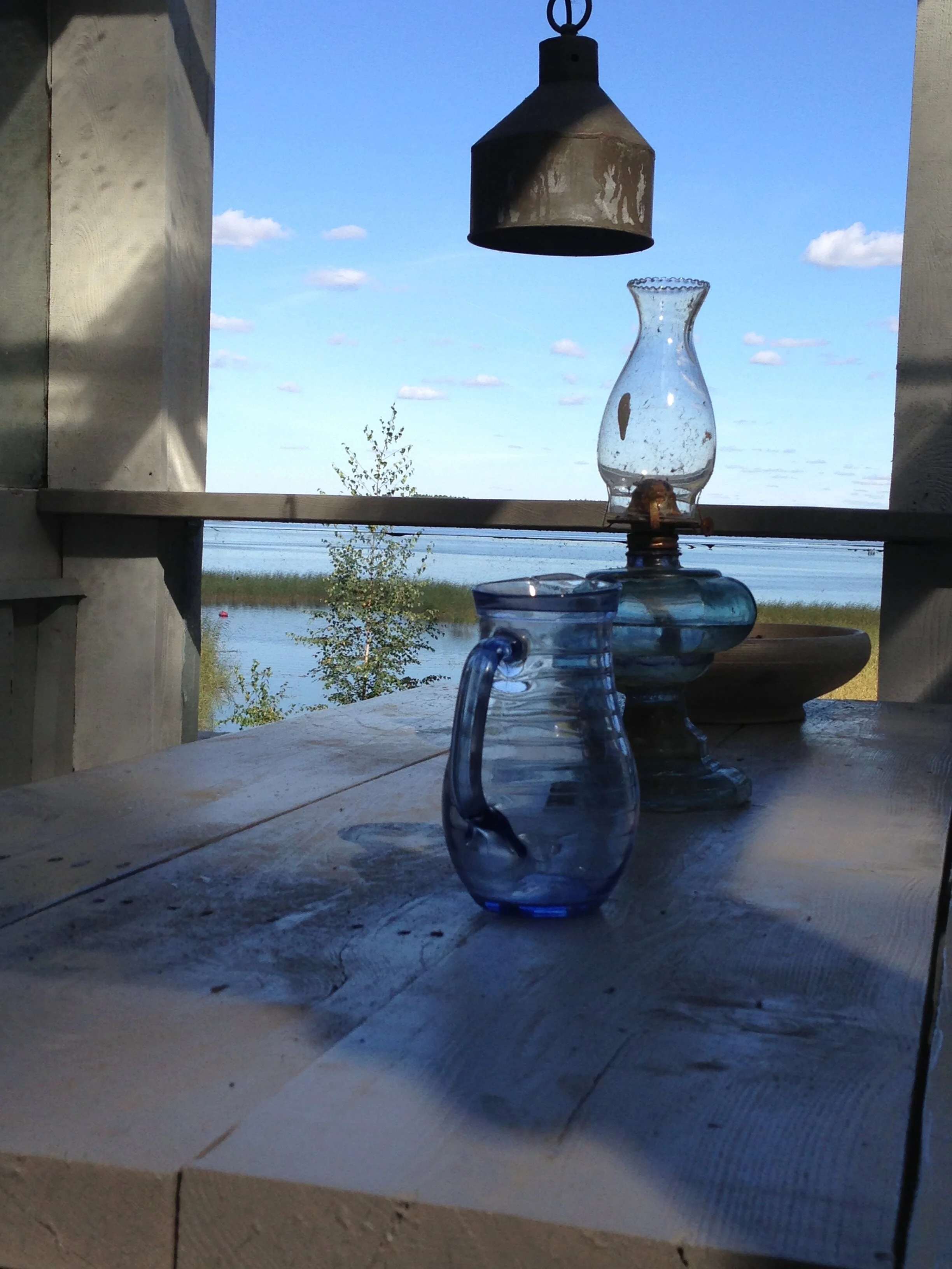 Kesäkeittiön klassista rauhaa lisää myös puusepän kierrätyspuusta valmistama pöytä