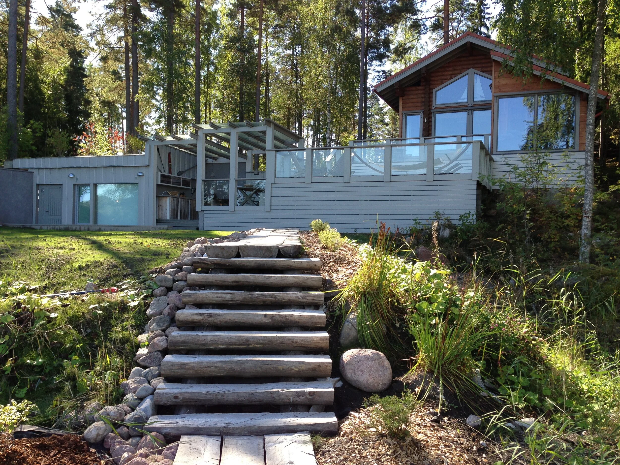 Huvila, terassi, kesäkeittiö ja varastorakennus muodostavat tiiviin kokonaisuuden