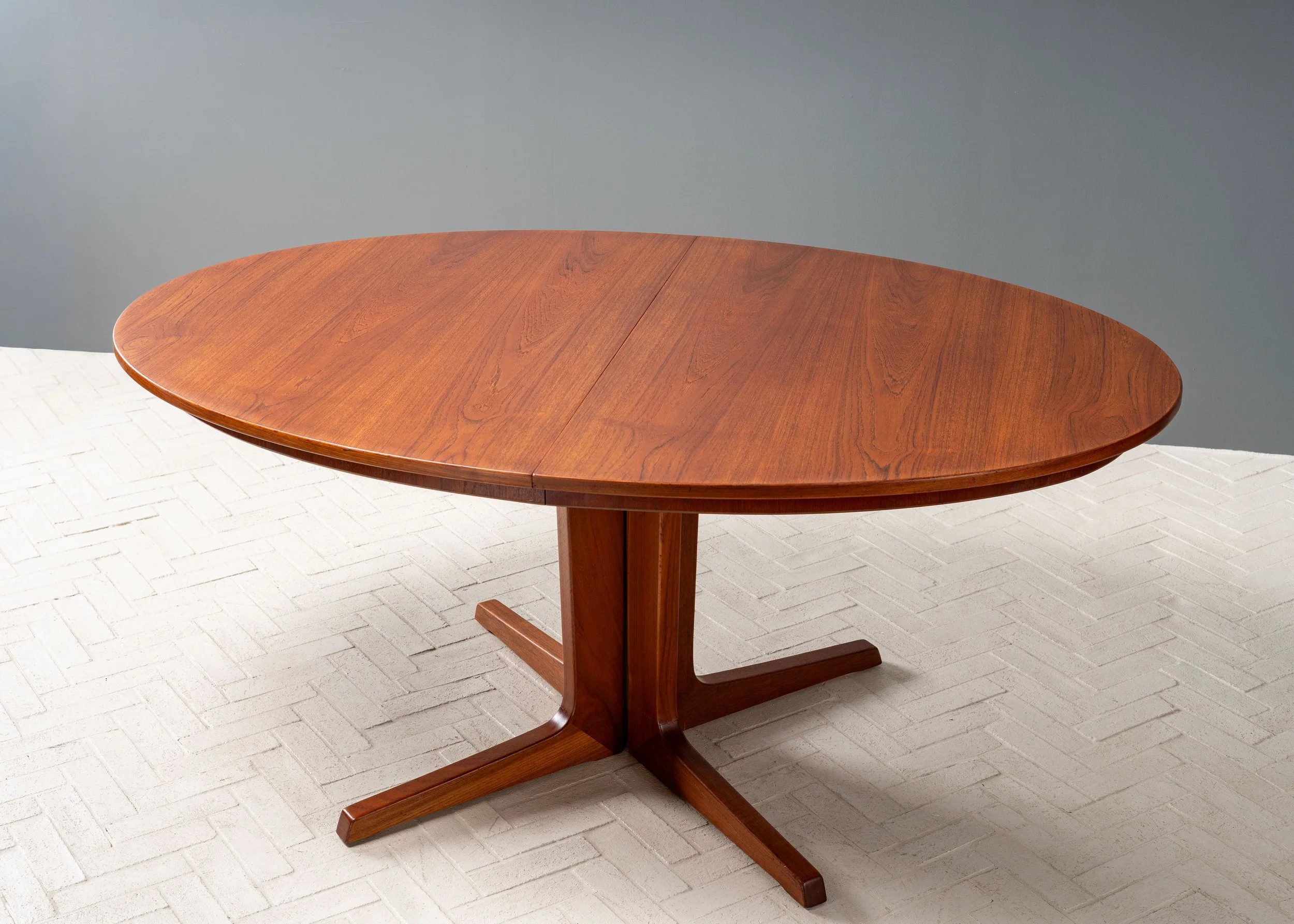 oval-teak-pedestal-base-dining-table-resideinc-2.jpg