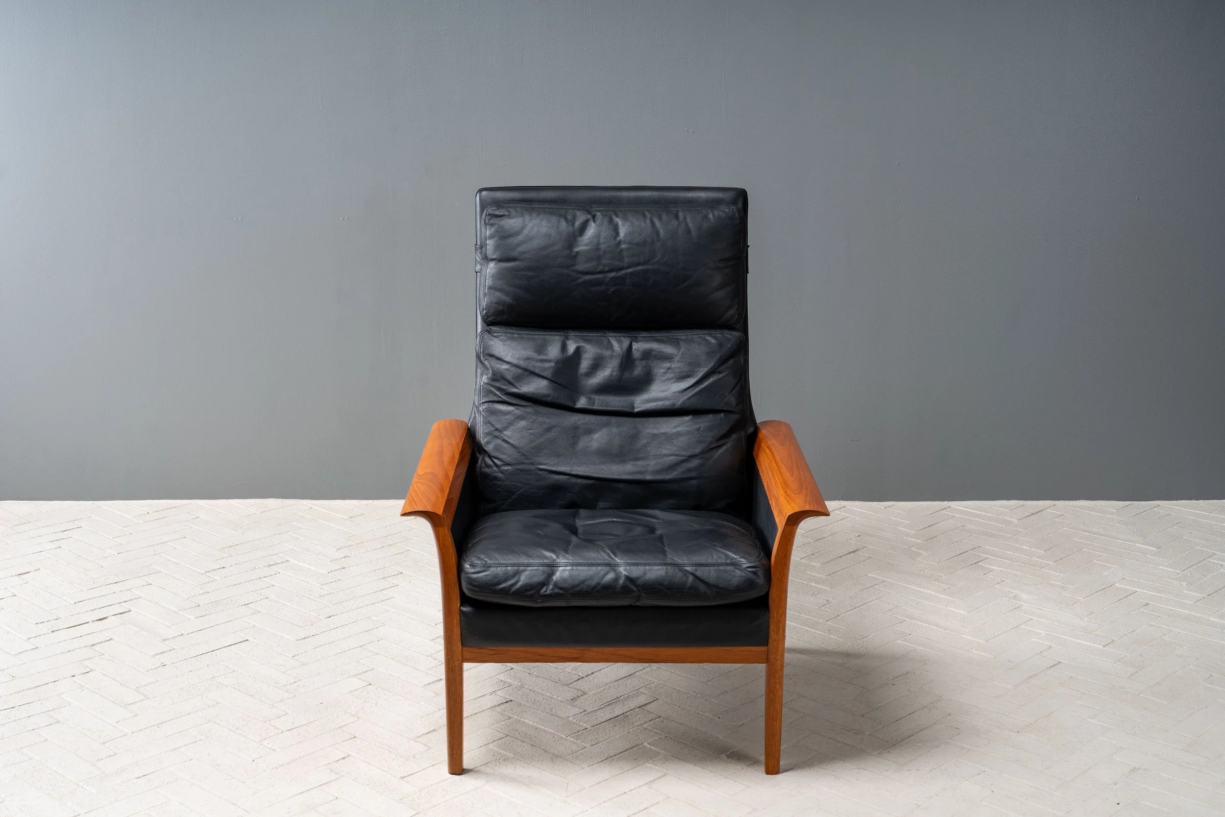 vatne-black-leather-lounge-chair-with-ottoman-resideinc-4.jpg