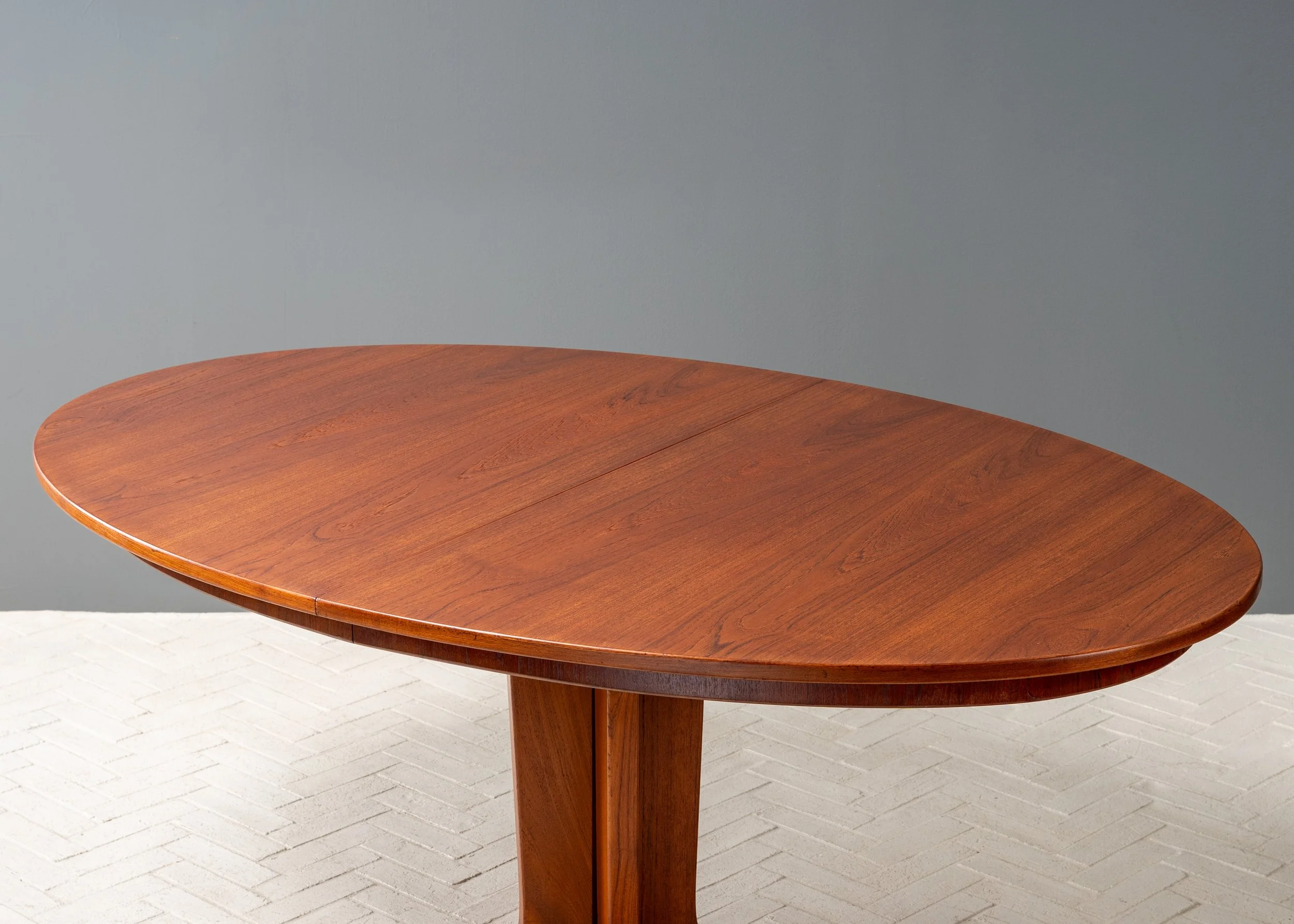 oval-teak-pedestal-base-dining-table-resideinc-16.jpg