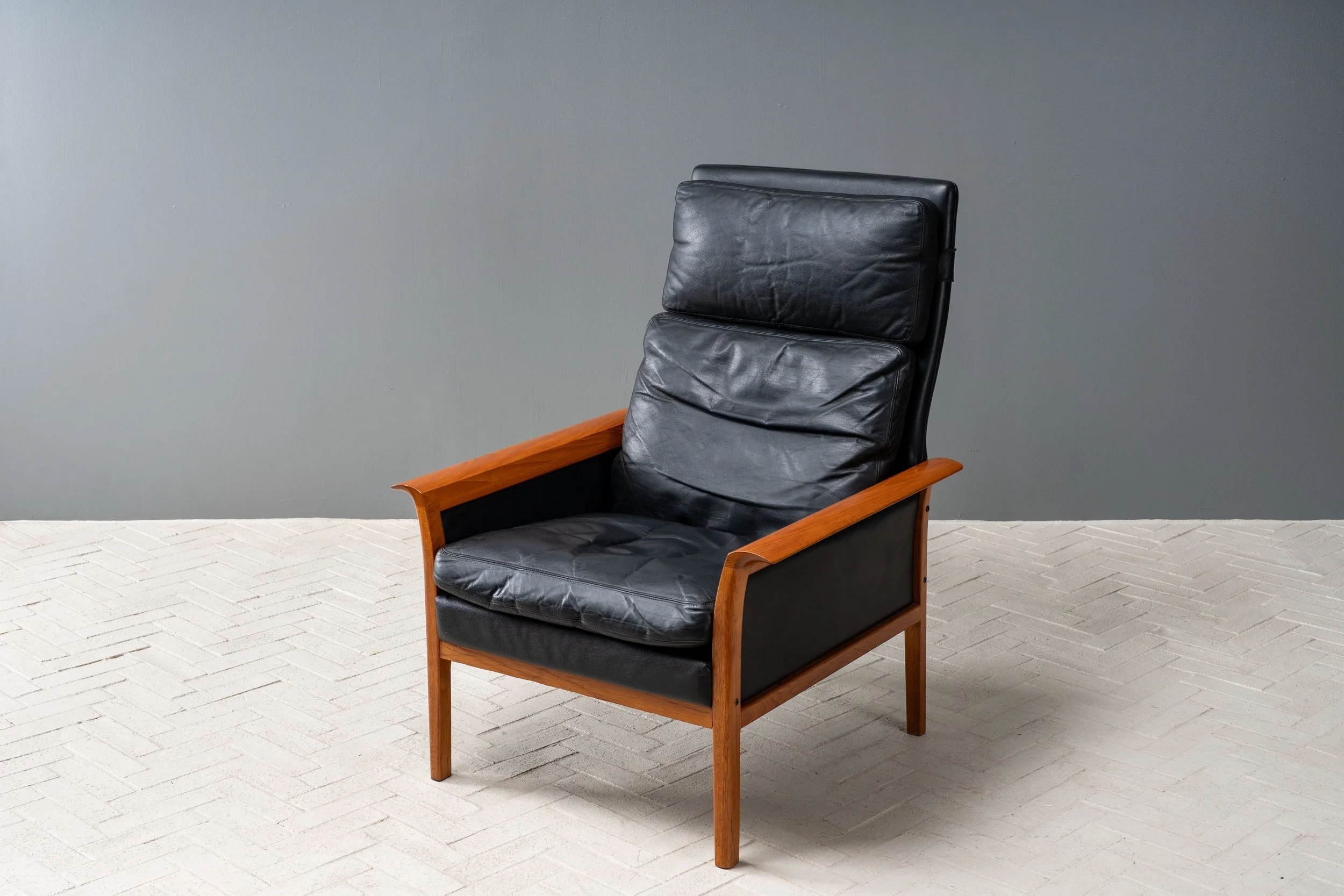 vatne-black-leather-lounge-chair-with-ottoman-resideinc-5.jpg