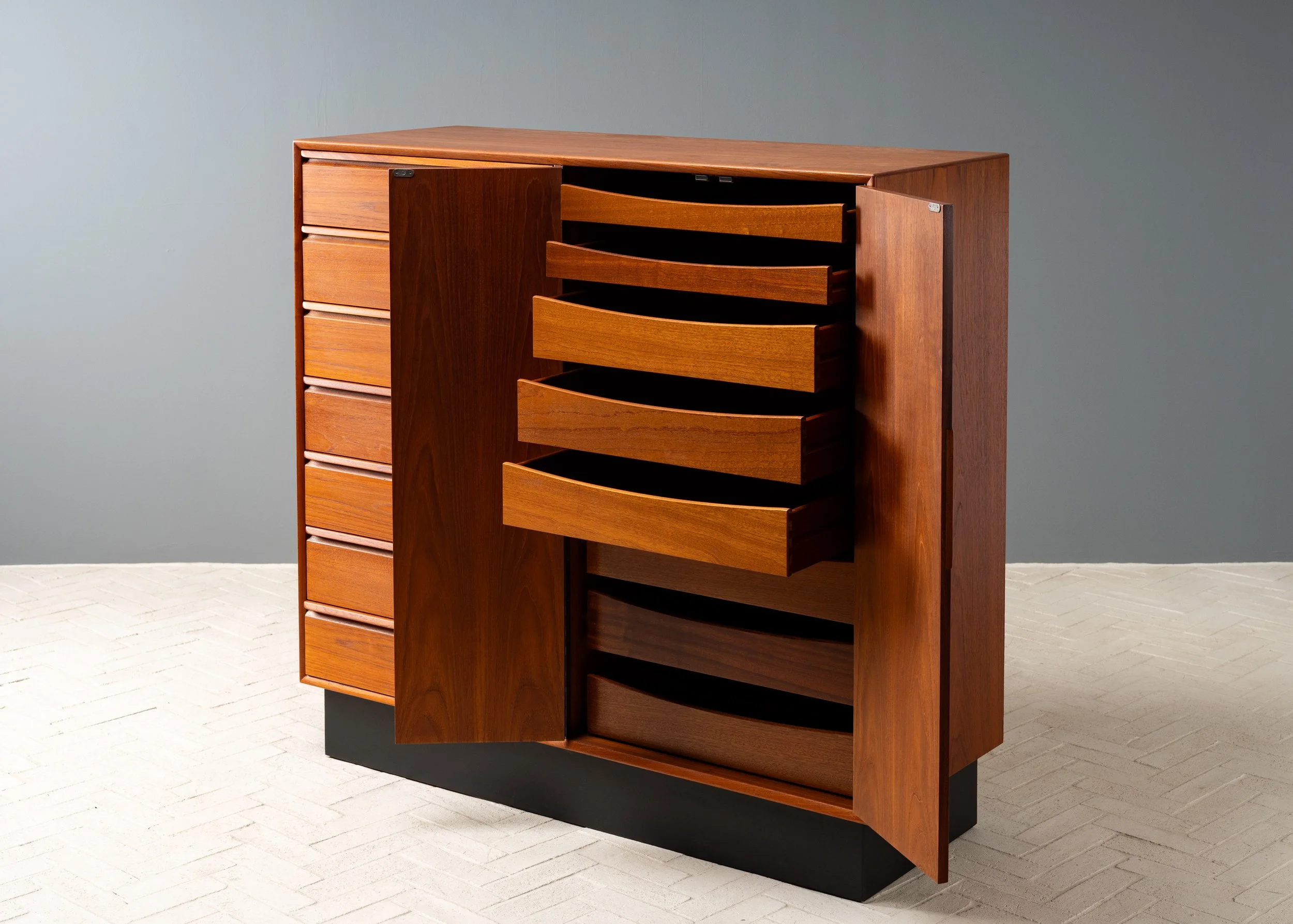 westnofa-teak-mahogany-wardrobe-resideinc-4.jpg