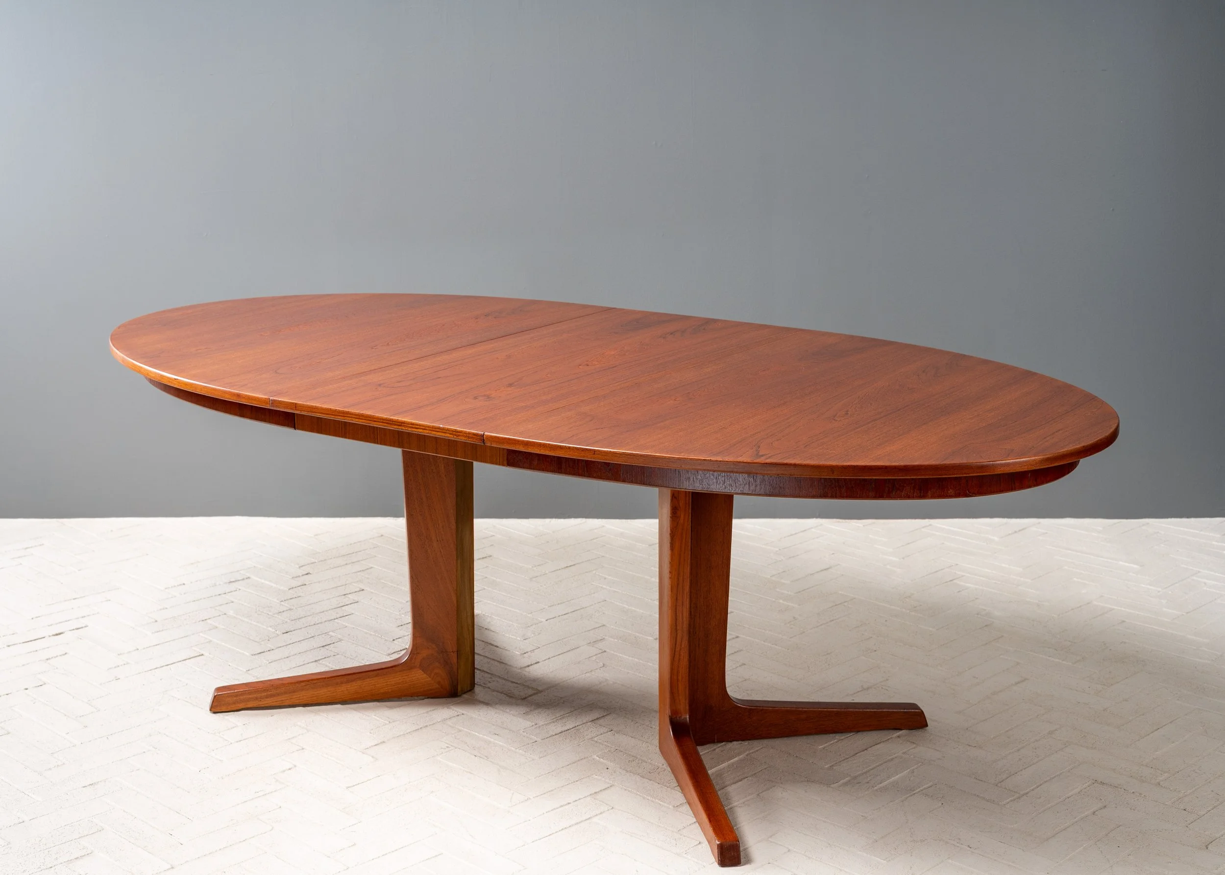oval-teak-pedestal-base-dining-table-resideinc-13.jpg
