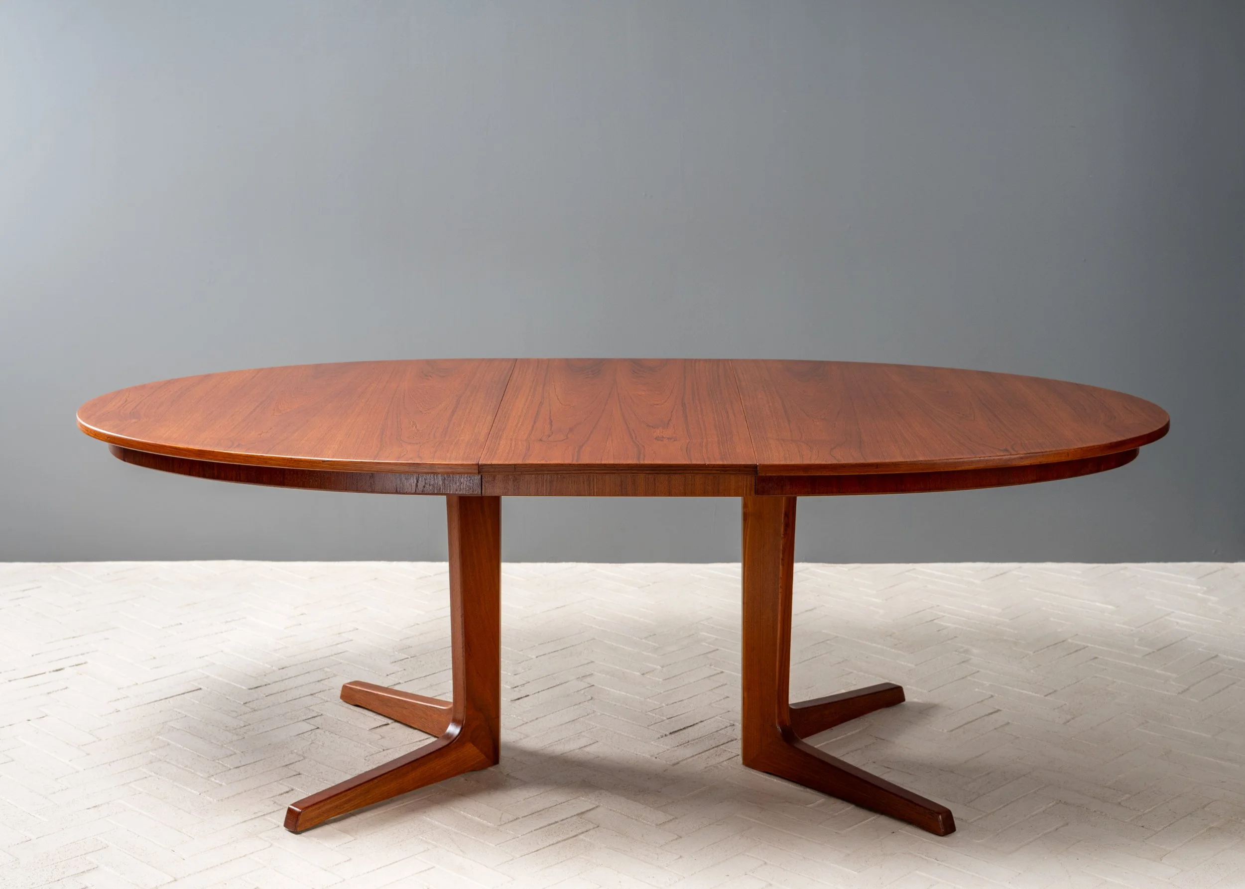 oval-teak-pedestal-base-dining-table-resideinc-6.jpg