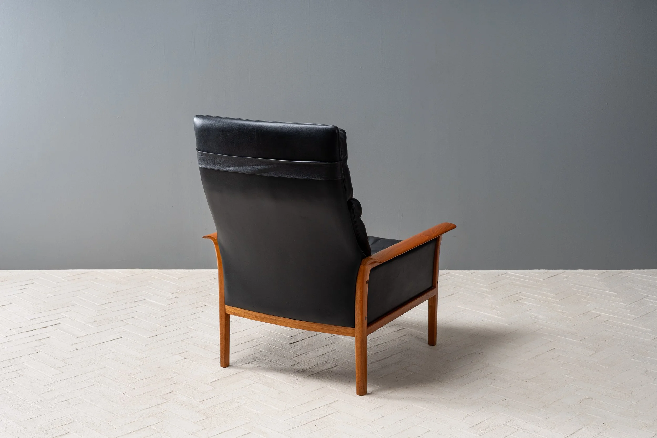 vatne-black-leather-lounge-chair-with-ottoman-resideinc-7.jpg