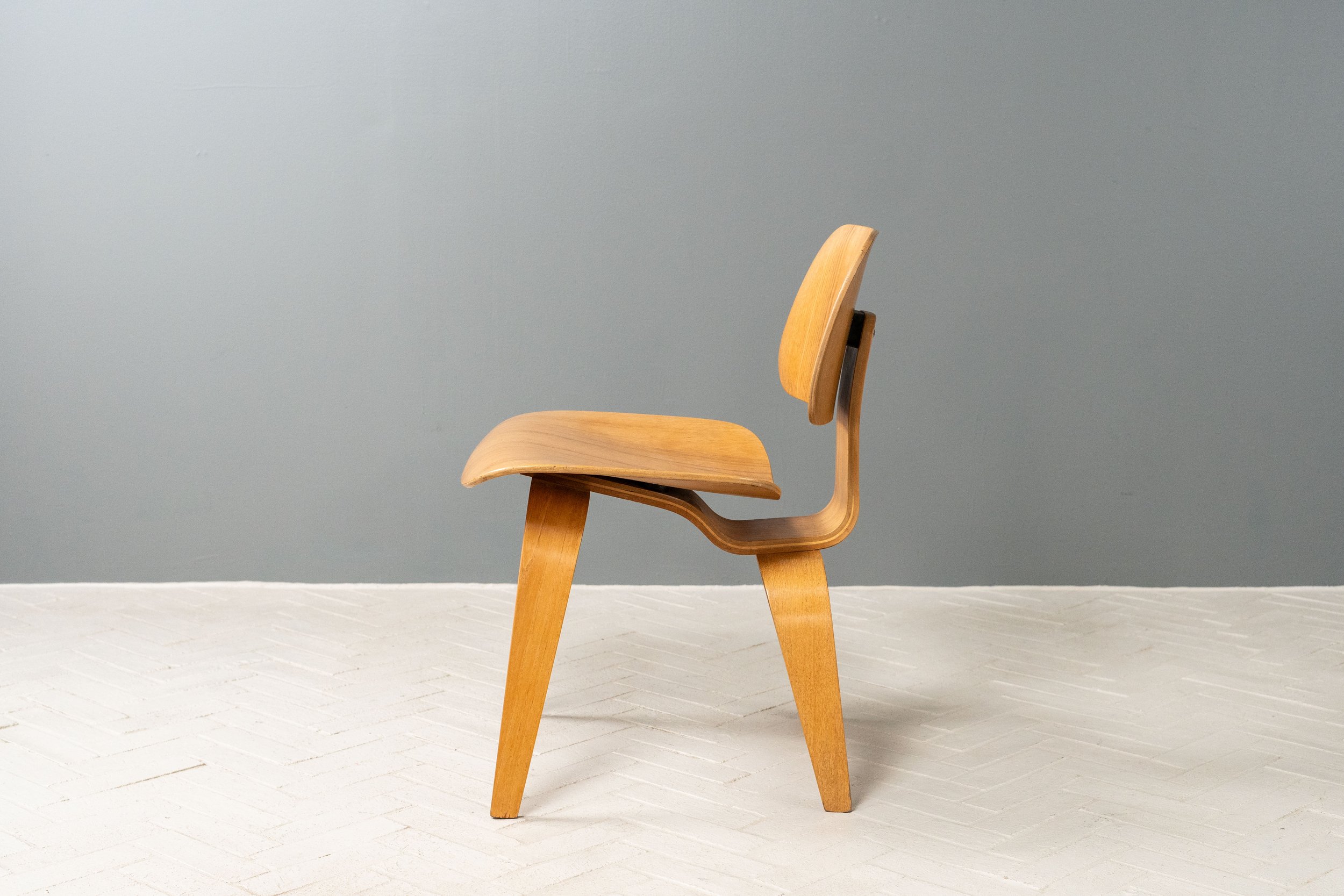 set-of-4-early-eames-dining-chairs-resideinc-15.jpg
