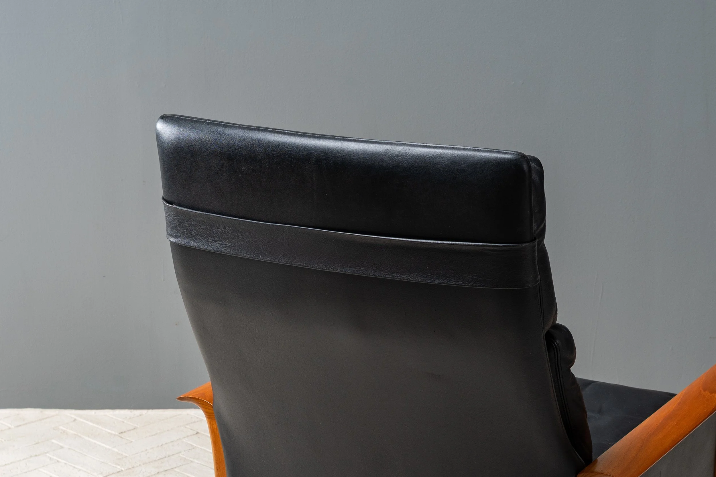 2.vatne-black-leather-lounge-chair-with-ottoman-resideinc-24.jpg