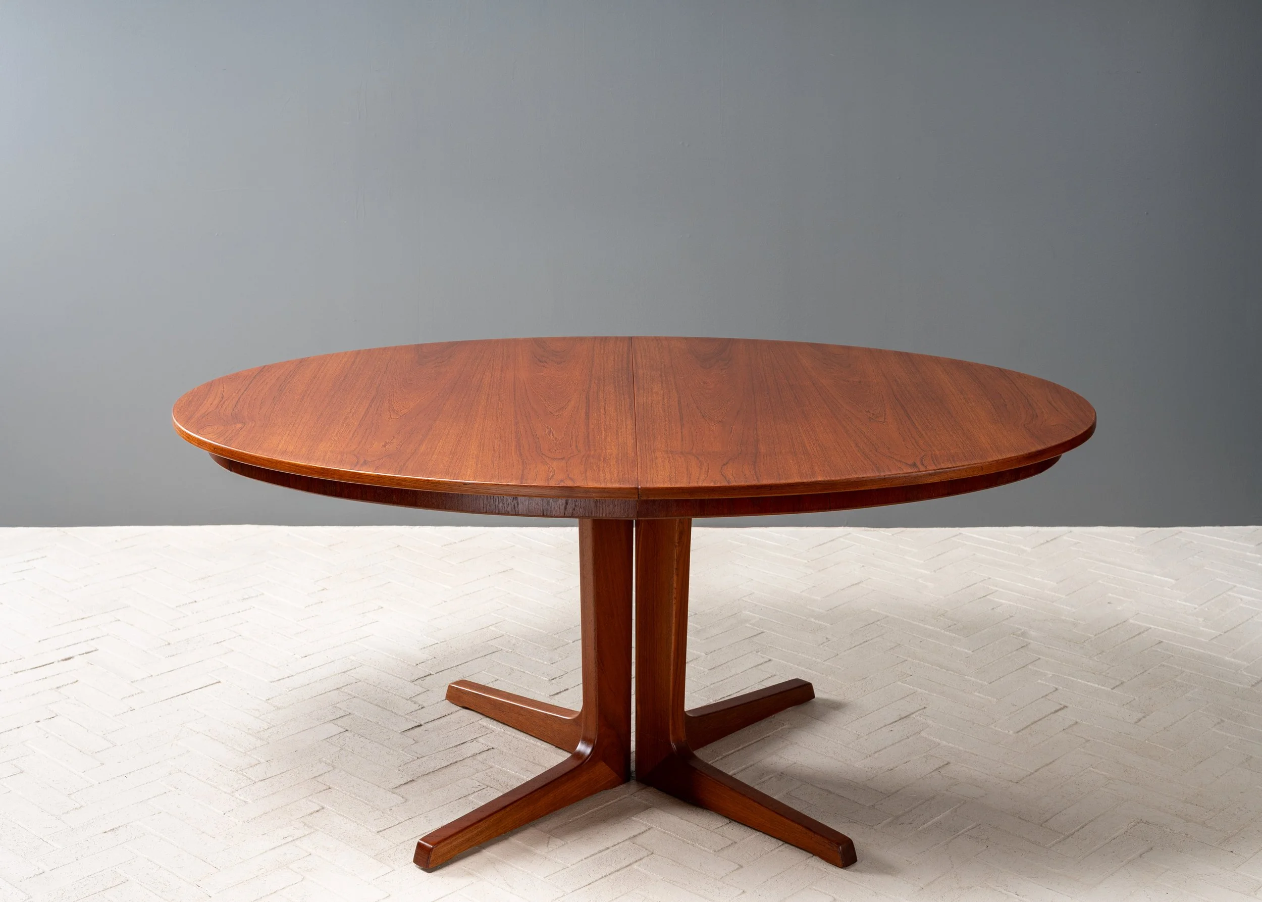 oval-teak-pedestal-base-dining-table-resideinc-1.jpg