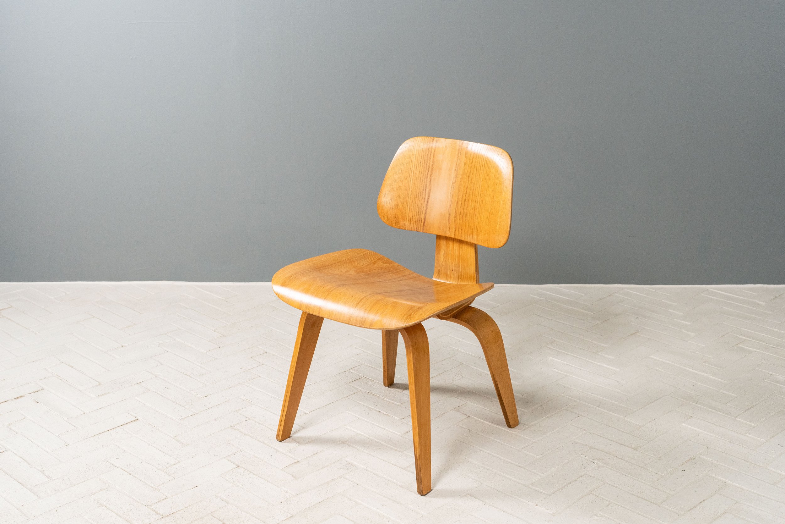 set-of-4-early-eames-dining-chairs-resideinc-9.jpg