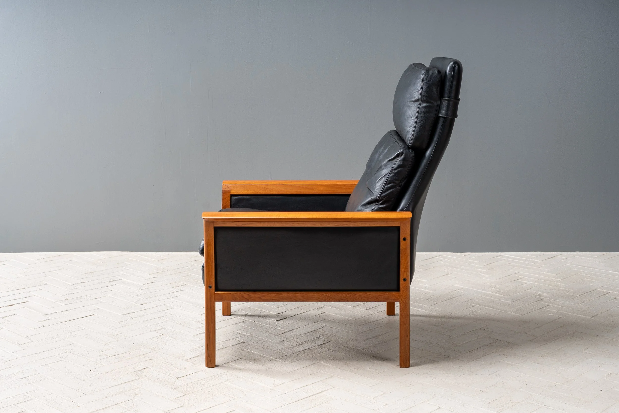 vatne-black-leather-lounge-chair-with-ottoman-resideinc-6.jpg