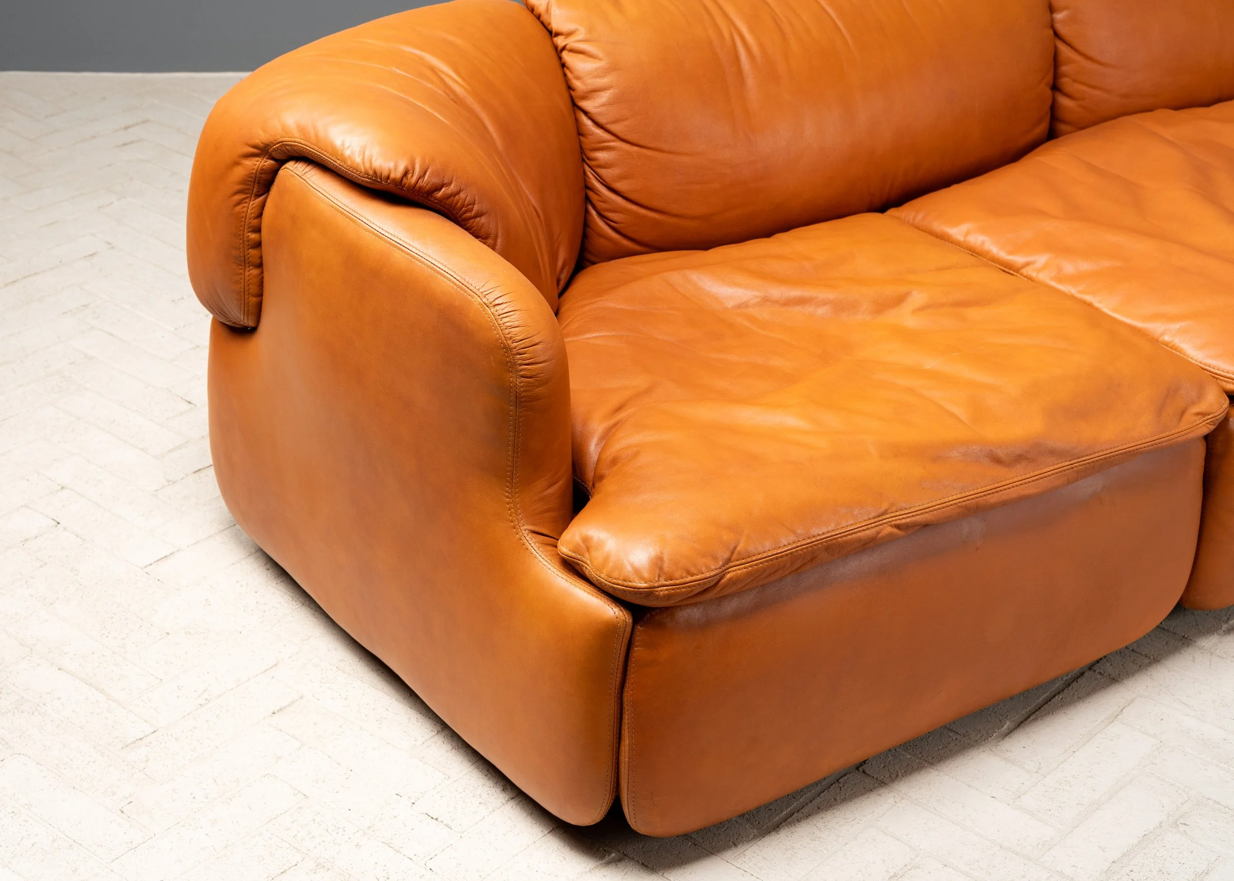 saporiti-confidential-cognac-leather-sofa-resideinc-10.jpg