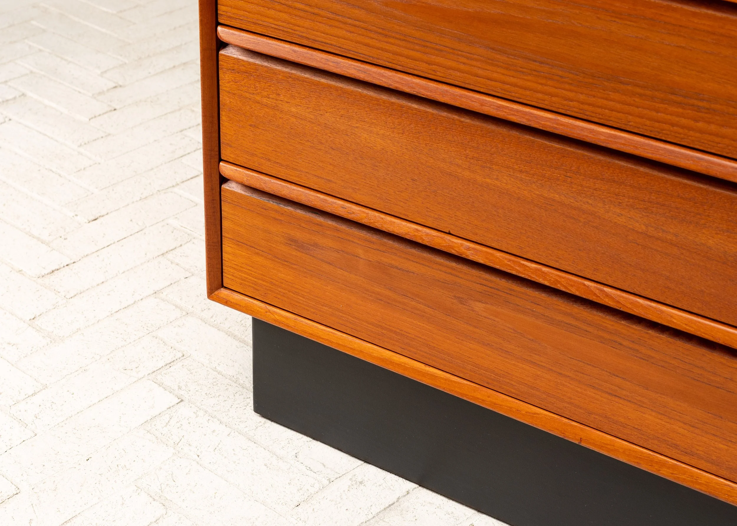 westnofa-teak-mahogany-wardrobe-resideinc-16.jpg
