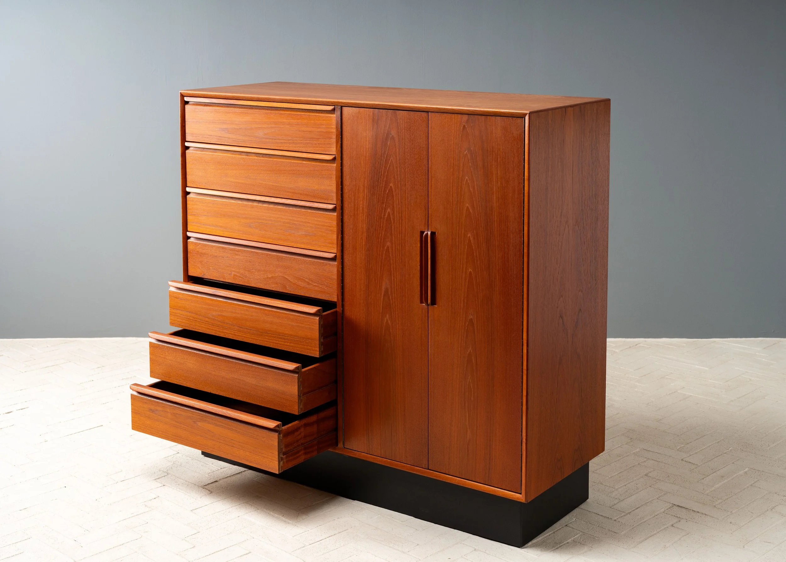 westnofa-teak-mahogany-wardrobe-resideinc-10.jpg