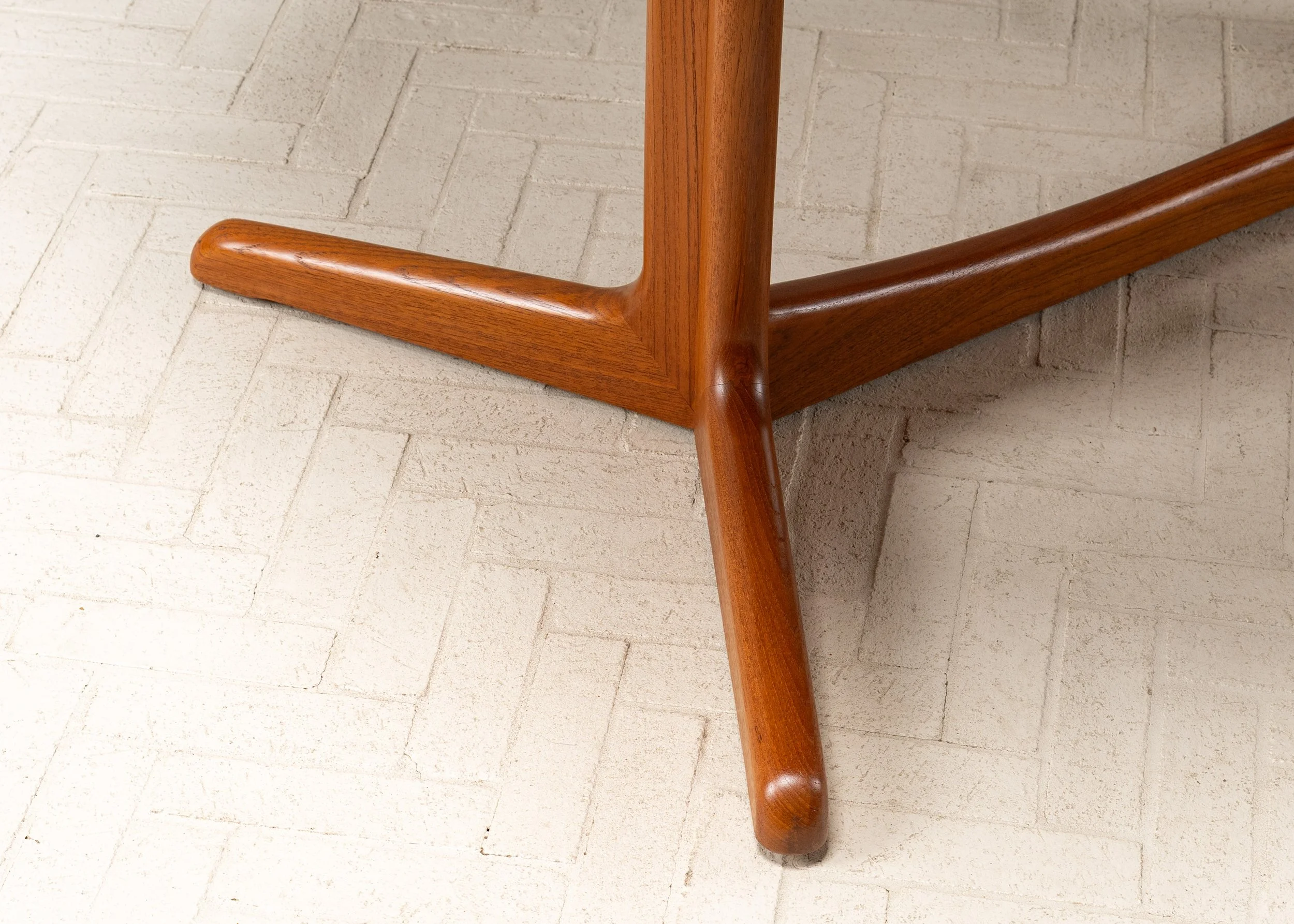 drylund-oval-teak-dining-table-reside-inc-18.jpg