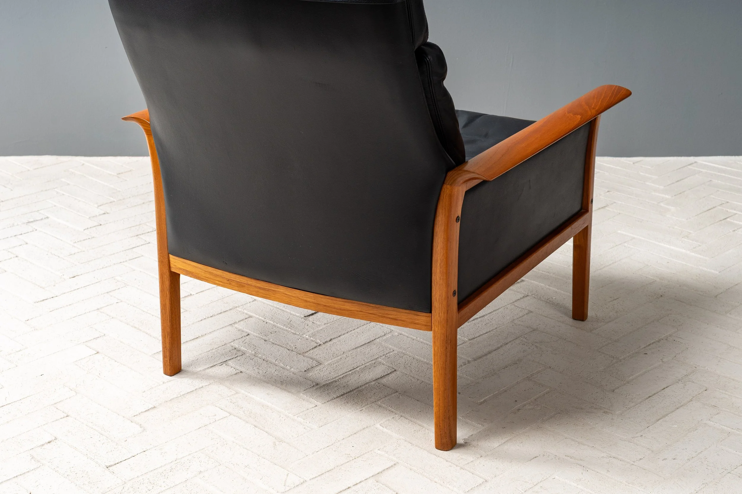 vatne-black-leather-lounge-chair-with-ottoman-resideinc-9.jpg