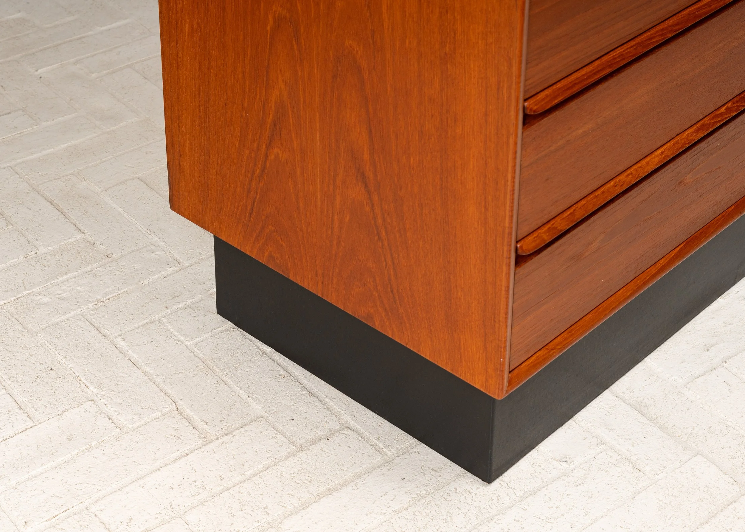 westnofa-teak-mahogany-wardrobe-resideinc-19.jpg