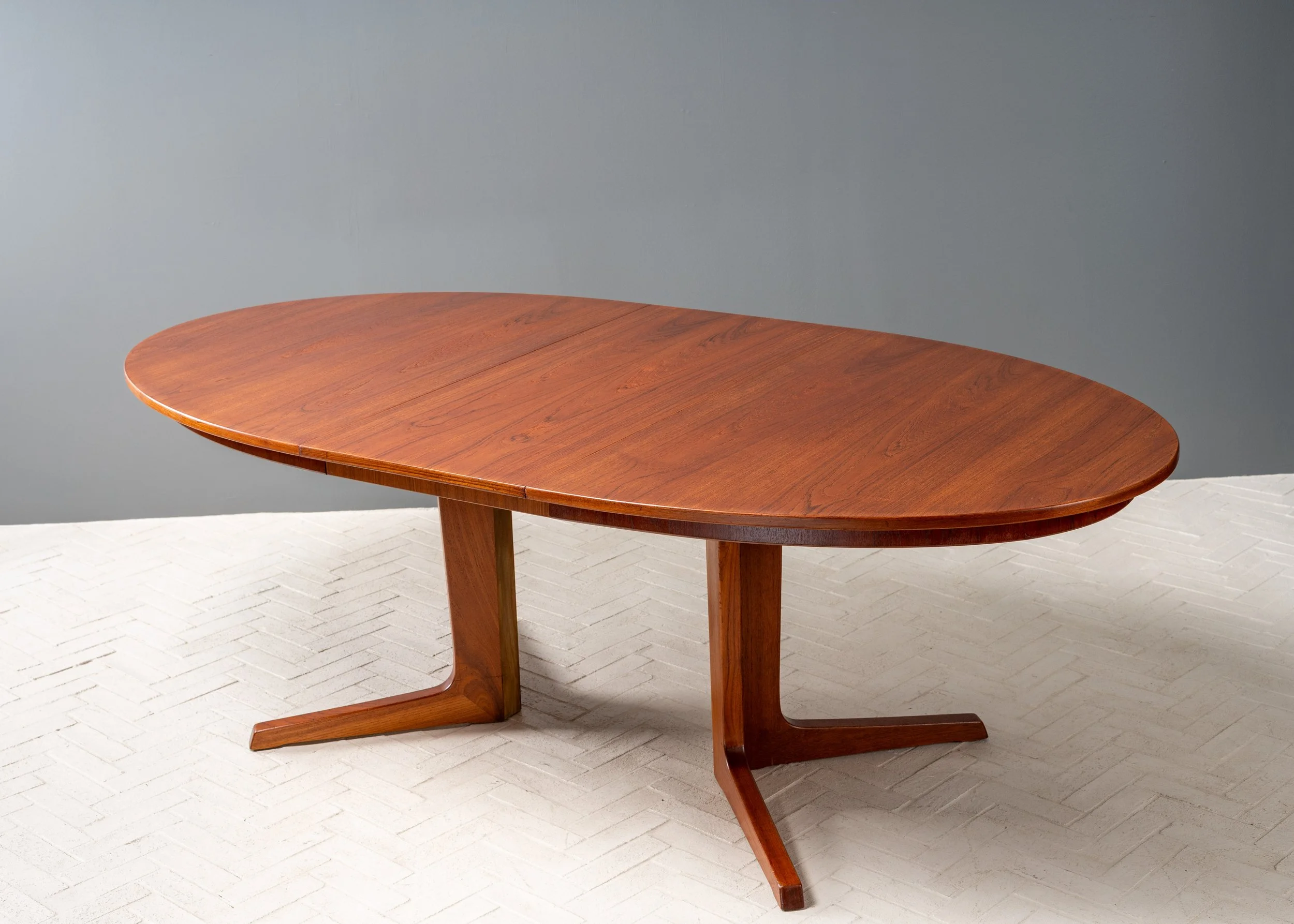 oval-teak-pedestal-base-dining-table-resideinc-14.jpg