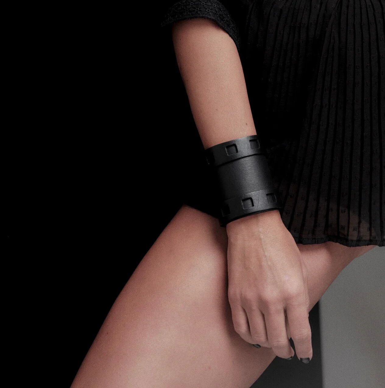 SQUARE LEATHER CUFF 