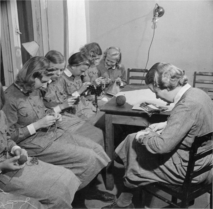 Engage: Knitting as an Espionage Tool