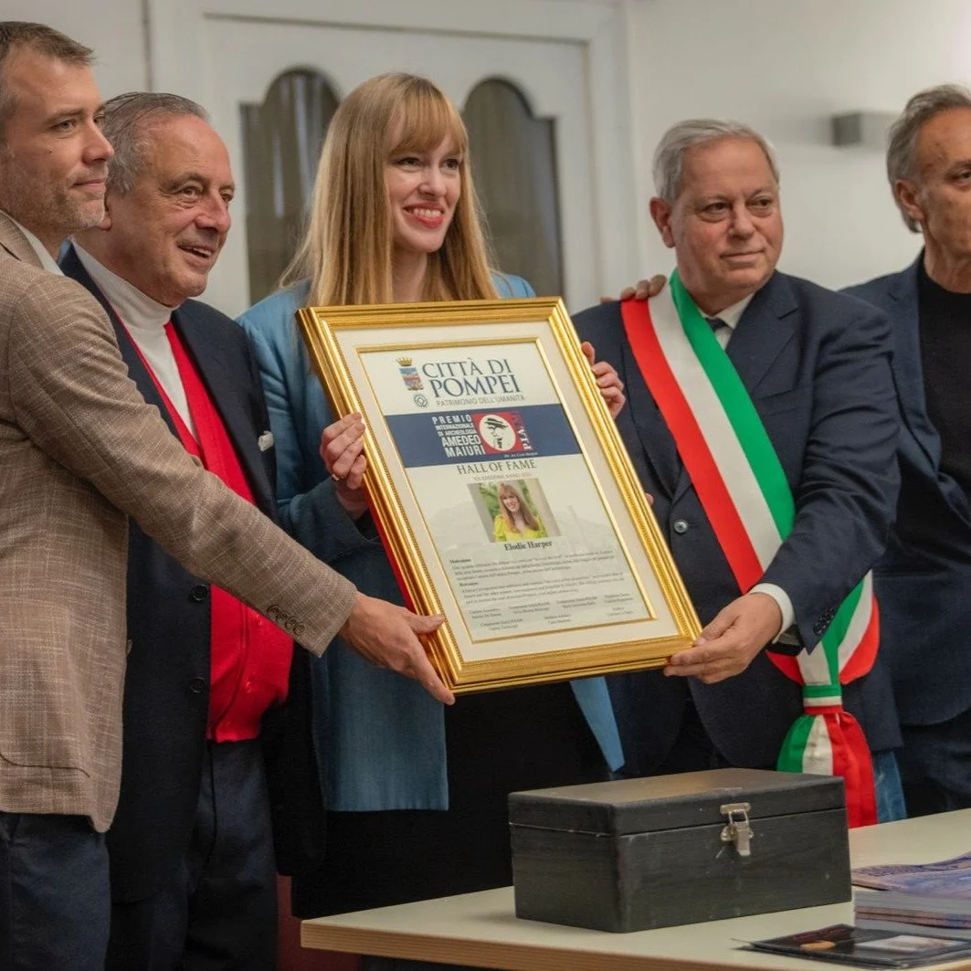 Huge congratulations to @elodielharper on winning the International Archaeology Prize Amedeo Maiuri for her Wolf Den trilogy! 🏆✨

Read more here
⬇️
https://www.mushens-entertainment.com/news/elodie-harper-wins-prestigious-amedeo-maiuri-international