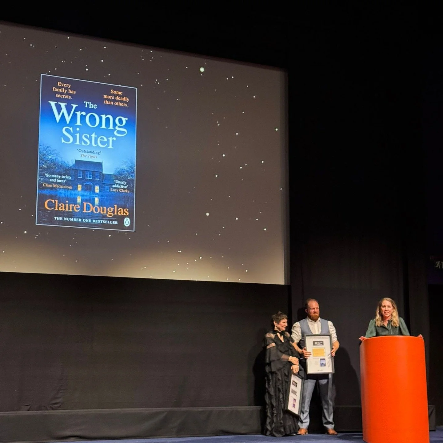 Huge congratulations to @clairedouglasauthor who was celebrated twice at the Bestseller Awards last night! 🏆🏆

THE WRONG SISTER was given a Gold award for selling 500,000 copies and a Silver award for THE NEW NEIGHBOURS for selling 250,000 copies!?