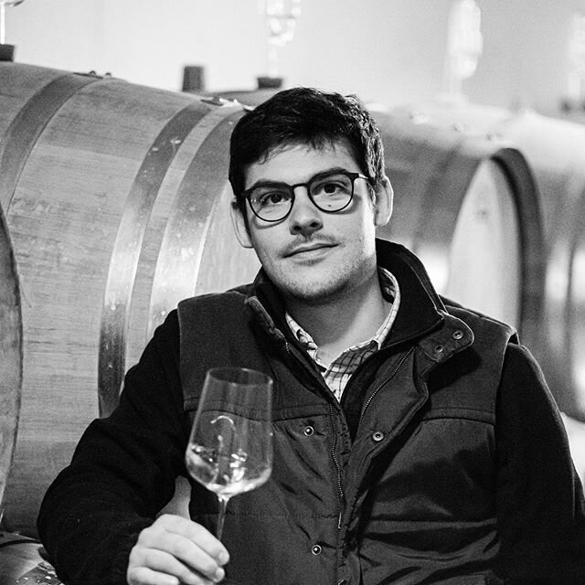 Eloge de la jeunesse. Notre chef de cave, Adrien Moreau, n'a pas encore f&ecirc;t&eacute; ses 26 ans... mais sa passion pour le vin l'a d&eacute;j&agrave; emmen&eacute; travailler &agrave; Bordeaux, en Champagne et en Californie. Il a rejoint l'avent