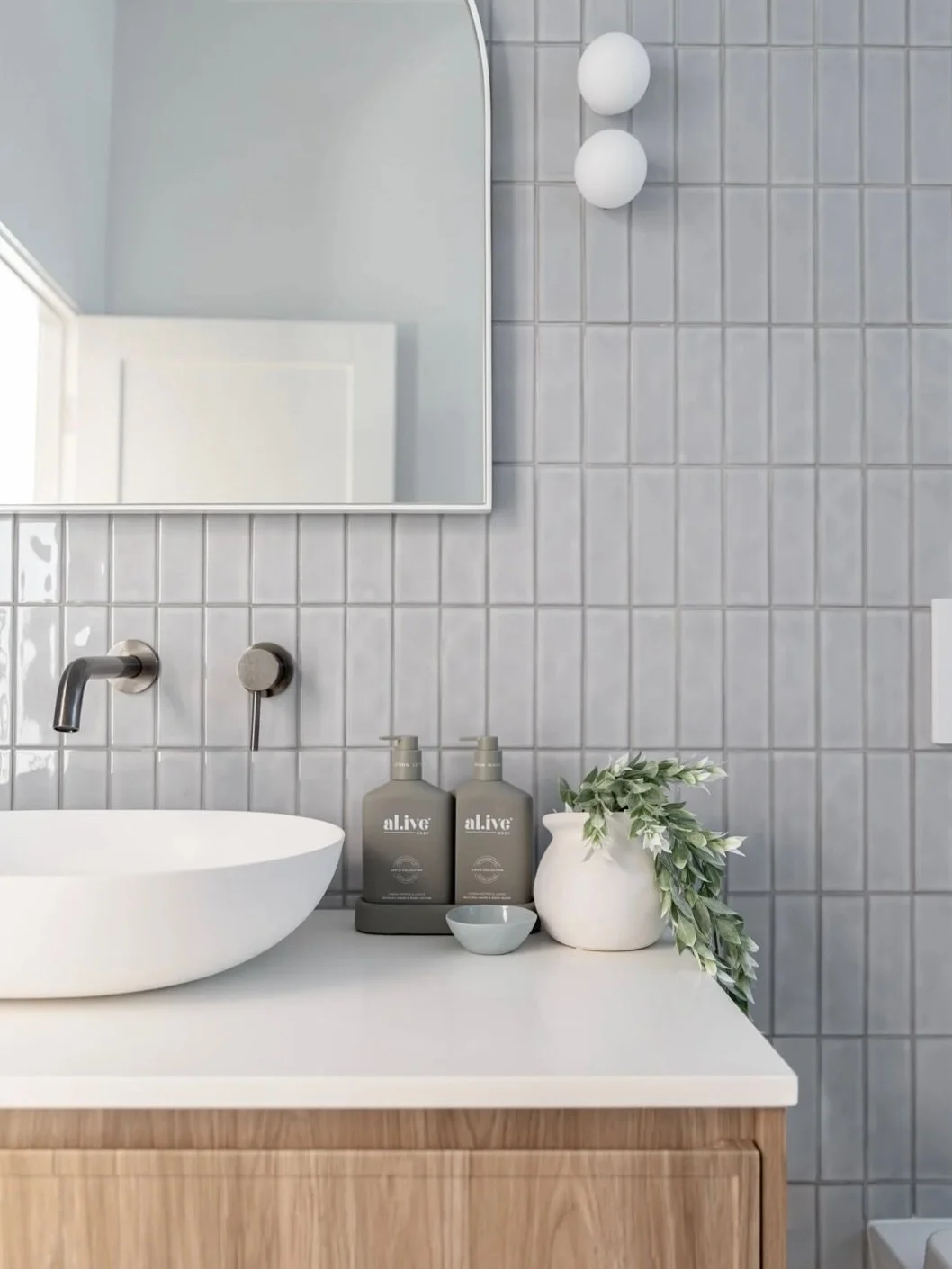 Project Merewether
~
We were engaged to renovate and modernise this beautiful coastal home in the heart of Merewether. While the bones of the house were strong, the interiors felt a little basic and lacked the warmth and personality the family was ho