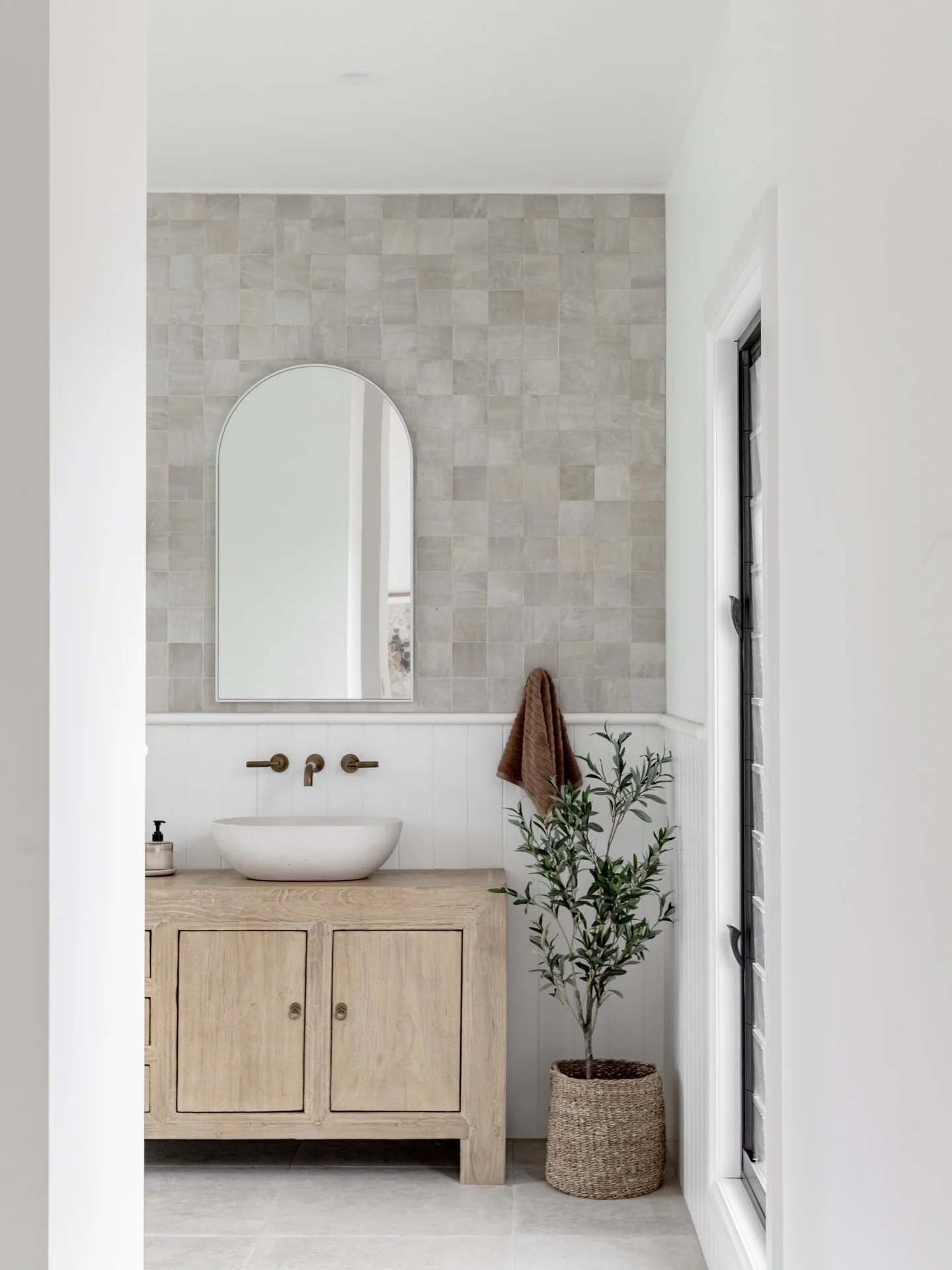 Mullamuddy ensuite 🤍

A calm, considered space designed to feel timeless, light and quietly luxurious.

Proof that the smallest rooms deserve just as much intention.

#maeandco #mullamuddyproject #ensuitedesign
#bathroominspo #interiordesignaustrali