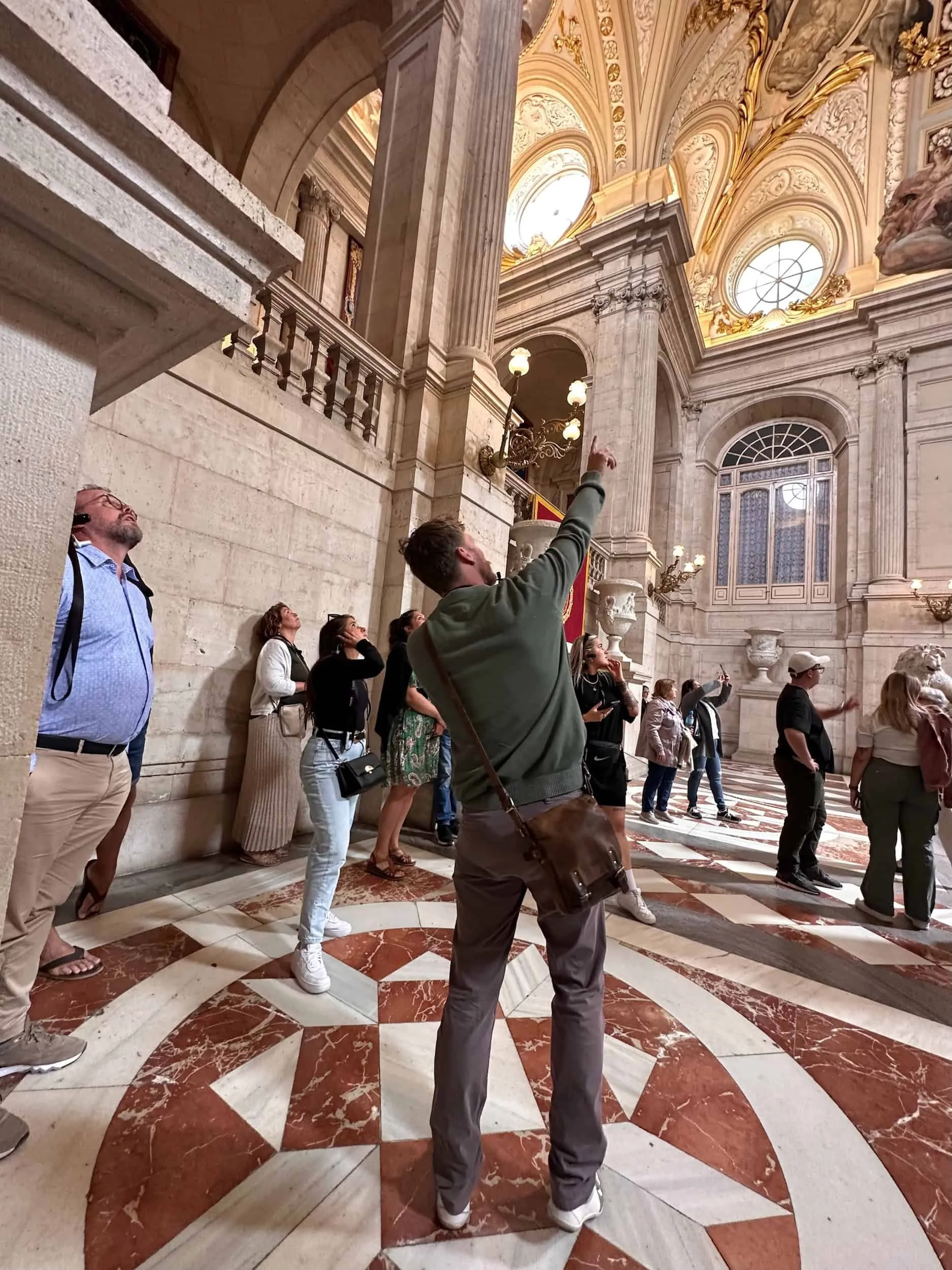 Uitleg door gids hoofdtrap Koninklijk Paleis Madrid