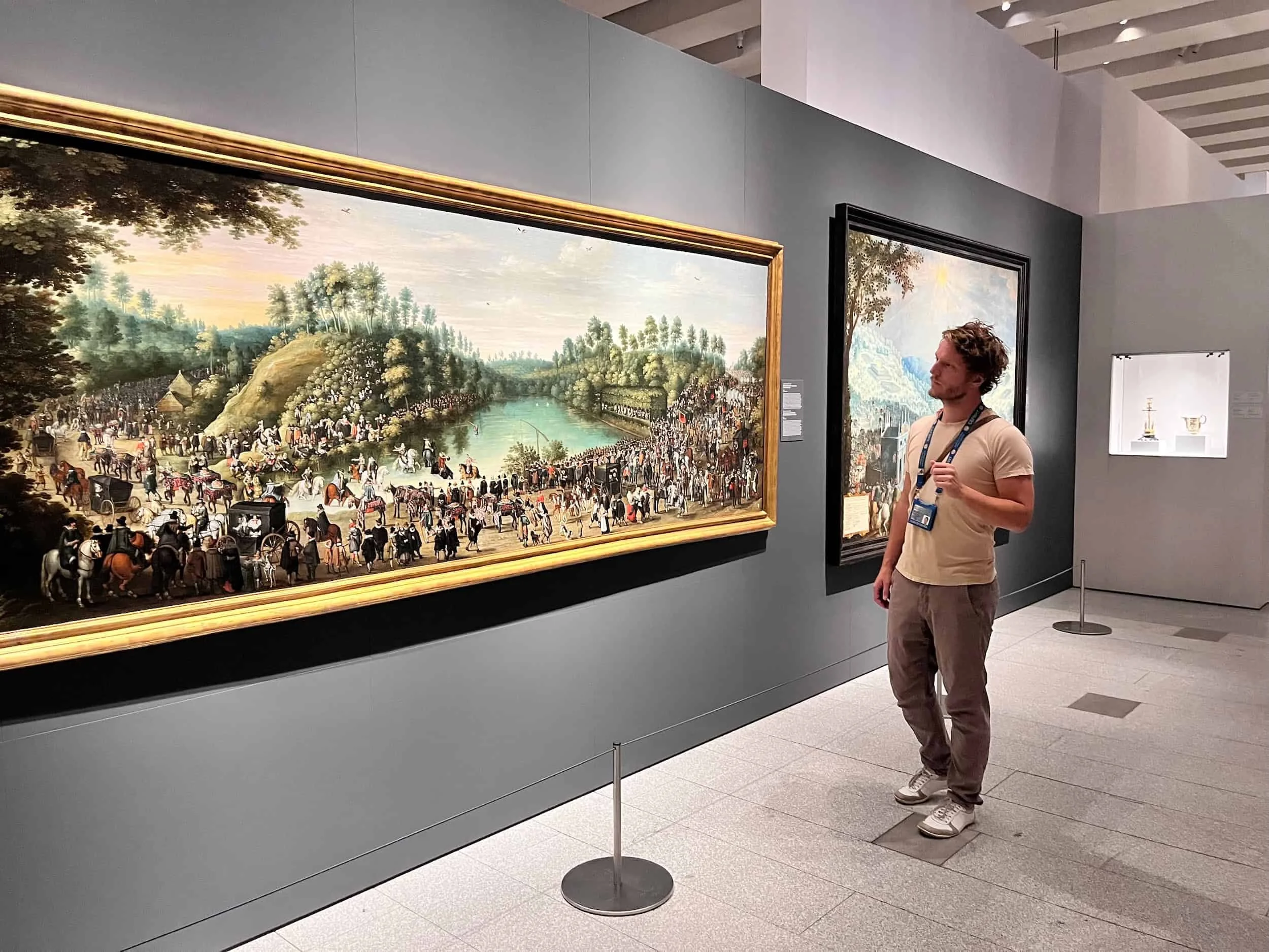 Gids Marijn bespreekt een schilderij in de Galería de las Colecciones Reales in Madrid