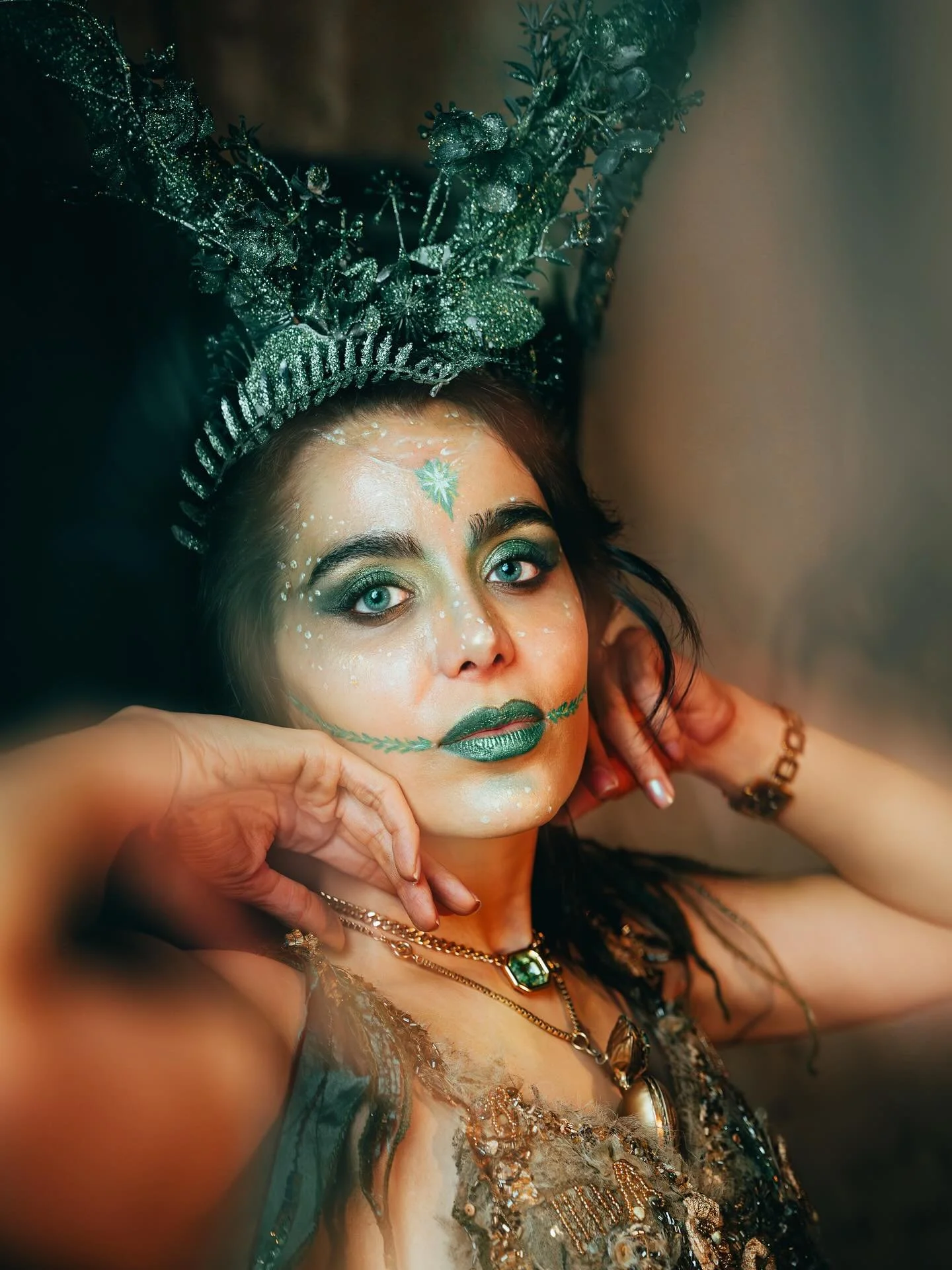 Loved this ethereal set of Parva from another absolutely amazing Halloween event hosted by @uk.shooters @uk.portraits and @sony.unitedkingdom. The incredible lighting and set design paired with Parva’s amazing styling and commitment to her role