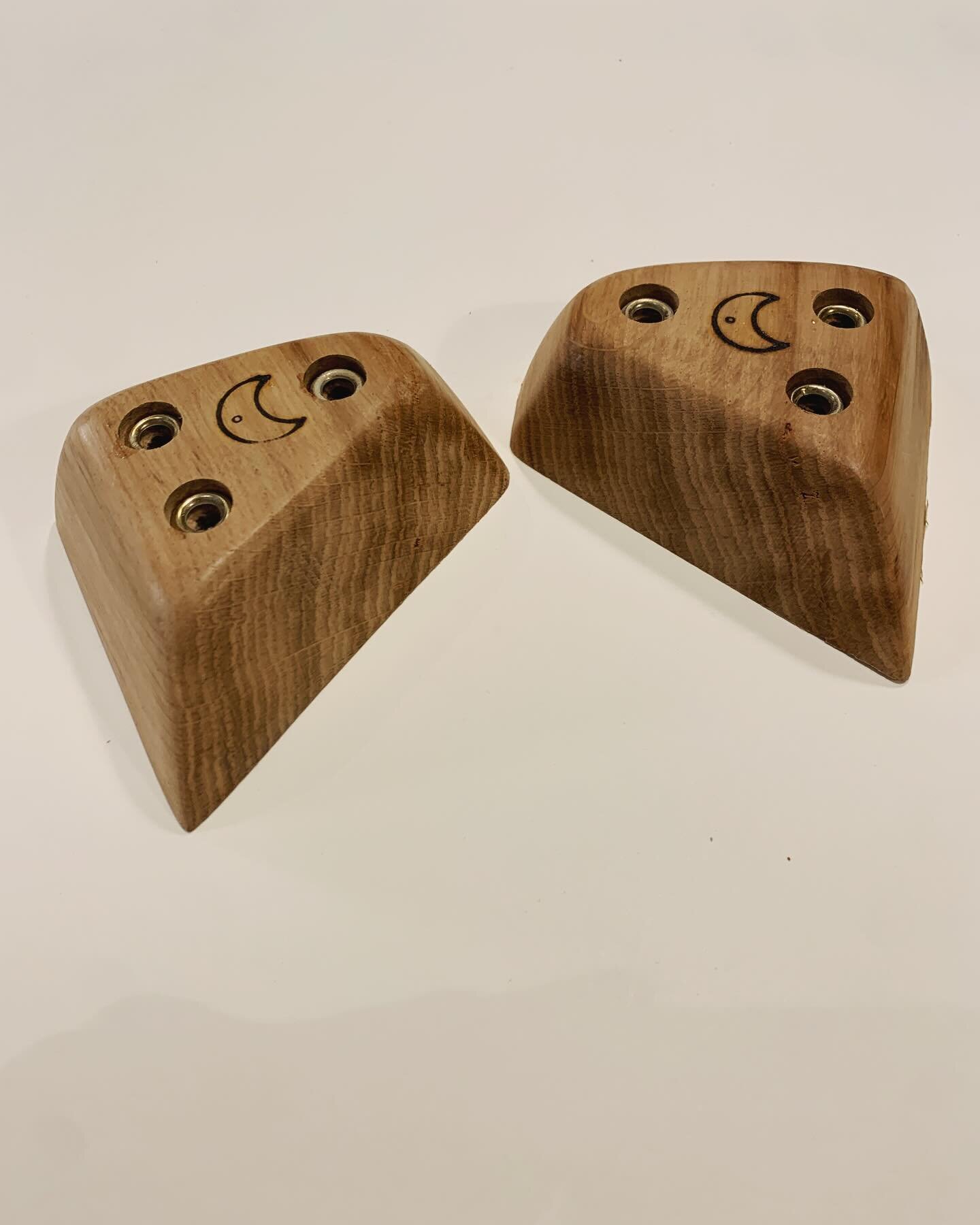 I really like angular holds and how they feel in the hand, this pair of oak holds have a nice incut with polished sloped edges available on the webshop now.
.
.
.
. . . #Homewall #spraywall #climbingboard #indoorbouldering #bouldering #boulderinglife