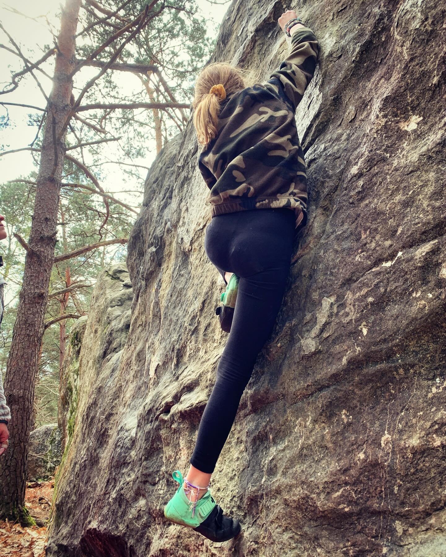 Luna on rock #fontainebleau . 
.
.
.
. #bouldering #boulderinglife #climbing #climbingtraining #boulderingtraining #climbingwall #climbing_lovers #trainhardclimbharder #climb #rockclimbing #boulderingpics #climbingrocks #bouldering_is_my_passion #soi