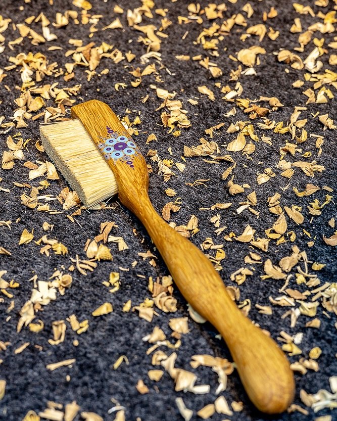 Hand painted reclaimed oak climbing brush with premium dense boars hair. Only one of these available so grab it while you can. Link in bio
.
.
#Boulderingbrush #climbingbrush #climbingbrushes  #bouldering #boulderinglife #climbing #climbing_lovers #c